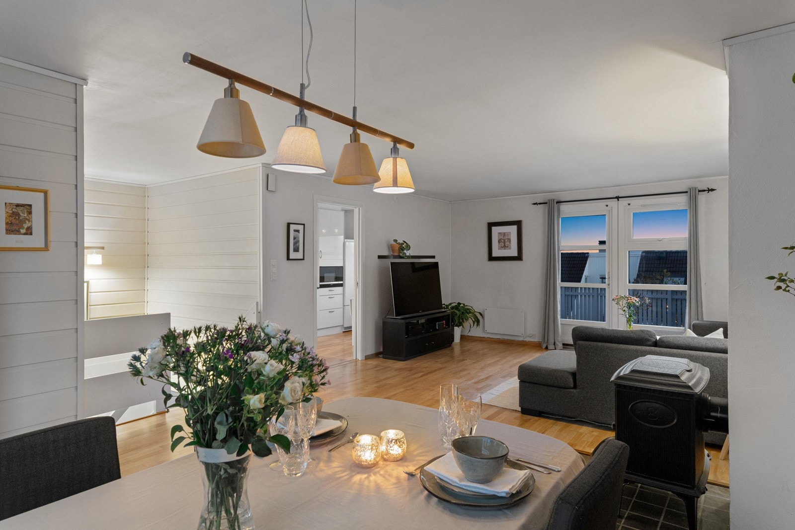 Boligen har en trivelig stue med vindu i begge endeveggene, noe som gir pent, gjennomgående lys. Galleribilde