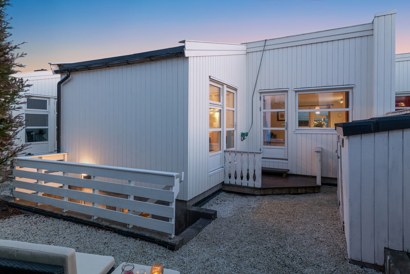 På andre siden av boligen, mot nordøst, er det en koselig, gruset uteplass. Galleribilde