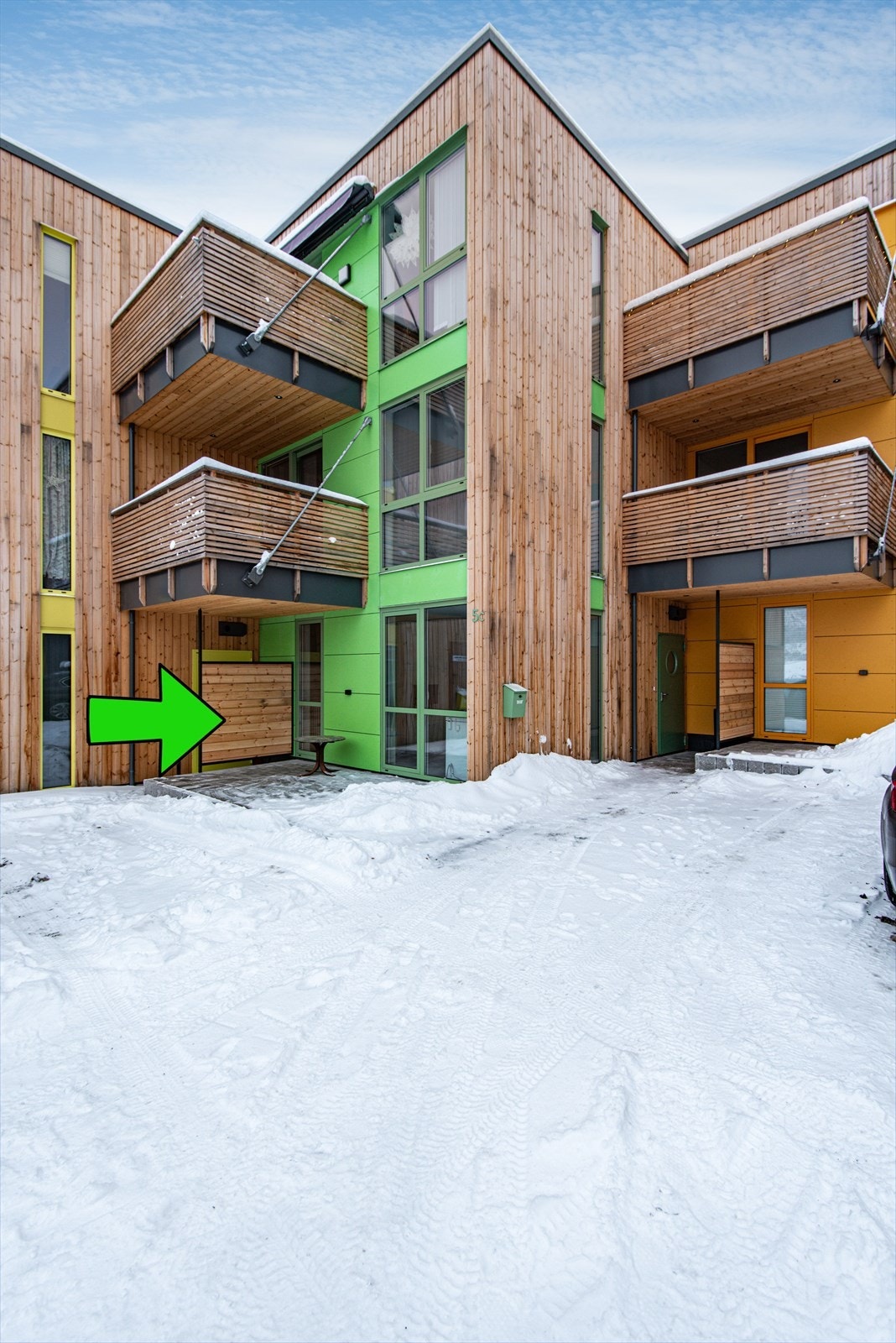 Leiligheten har romslig markterrasse og parkeringsplass i front av leiligheten. Galleribilde