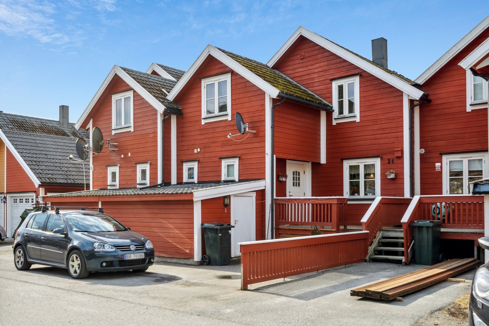 Utstyrsbod v/inngagsparti. Det er plass til ca. 2 biler utfor enheten Galleribilde