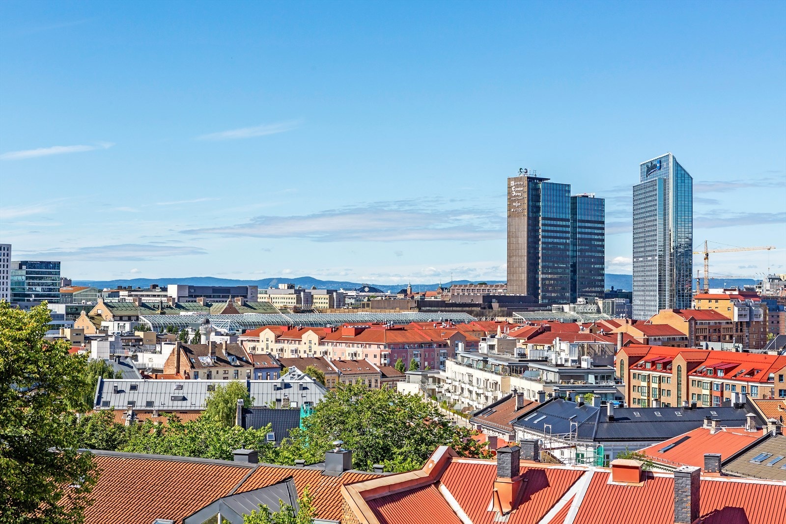 Takterrassen har sittegrupper i ulike soner og fantastisk utsikt i flere retninger. Galleribilde