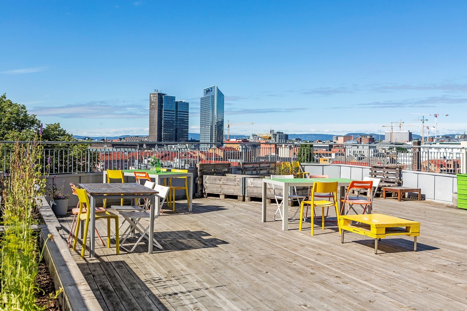På toppen av bygget finnes en stor felles takterrasse med heisadkomst og sol fra morgen til kveld. Galleribilde