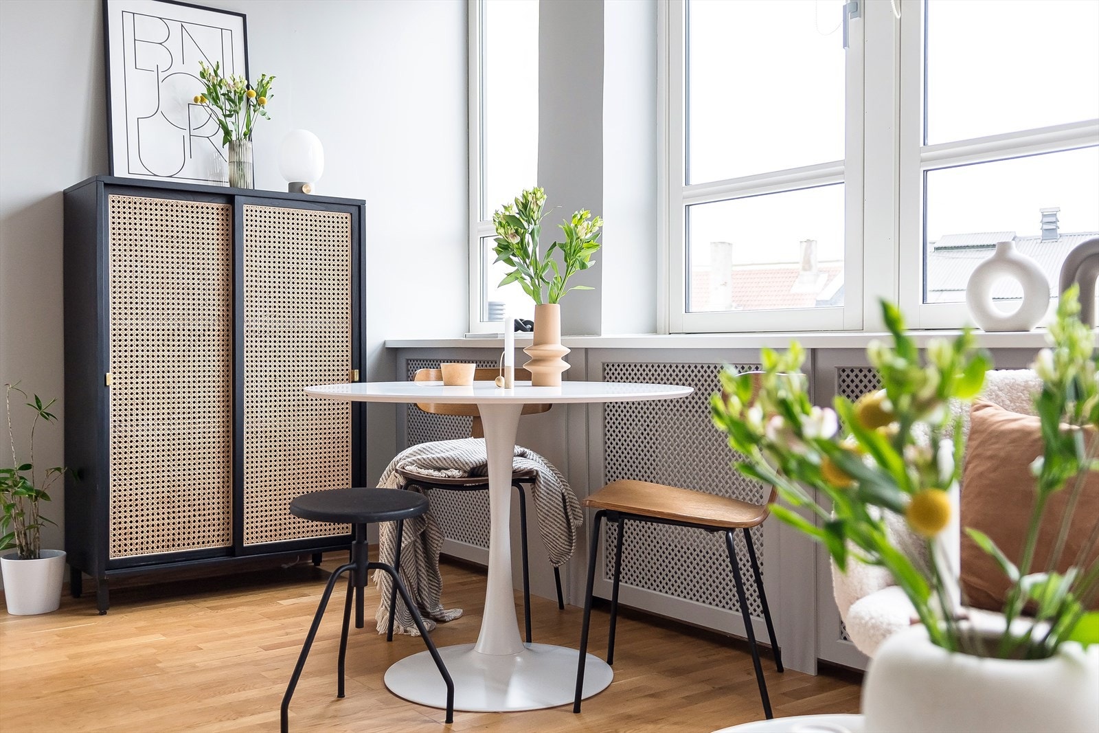 Spisebordet blir det naturlige samlingspunktet når man inviterer venner til hyggelige lag. Galleribilde