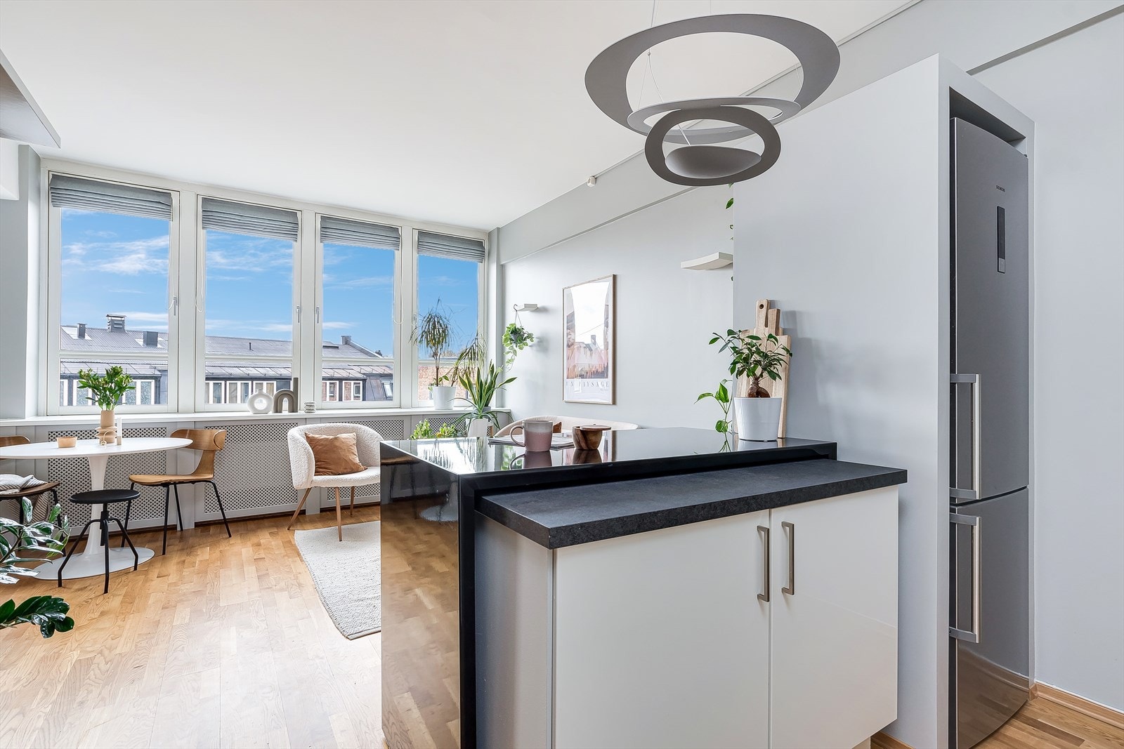 Fin kjøkkenøy med god skap- og benkeplass. Galleribilde