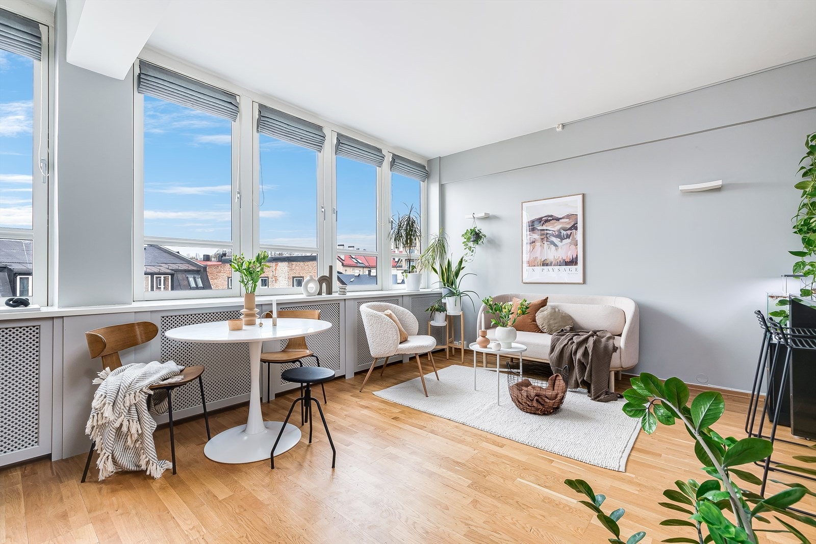 Svært lys og luftig atmosfære på grunn av
de store vindusflatene. Galleribilde