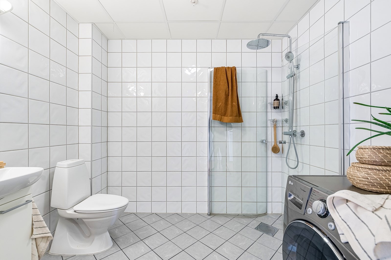 Størrelsen er god, og man kan sette inn ekstra oppbevaringsløsninger etter behov. Galleribilde