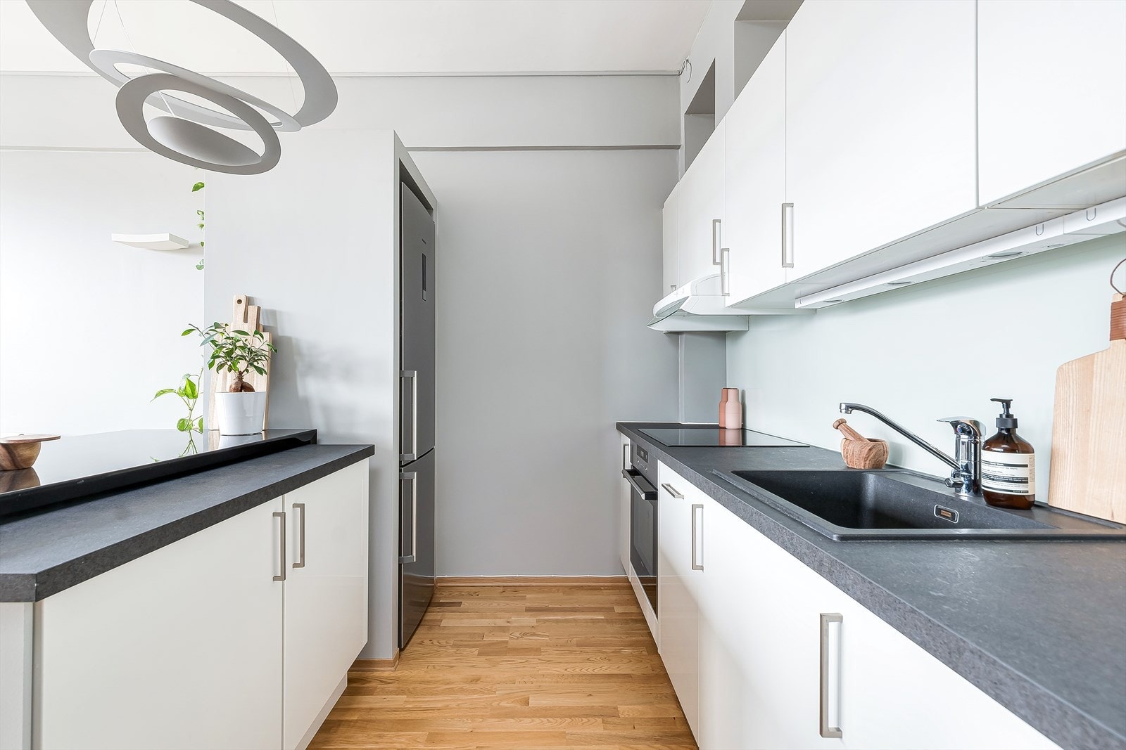 Kjøkkenet er moderne og tidløst med lyse fronter. Galleribilde