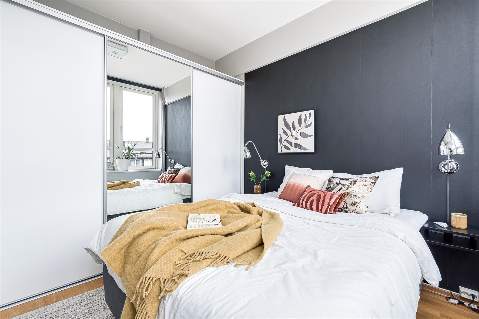 Romslig skyvedørsgarderobe. Galleribilde