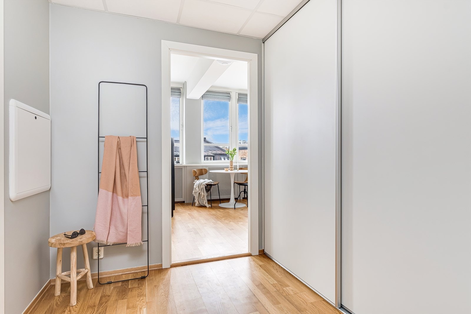 Stor gang med romslig skyvedørsgarderobe. Galleribilde