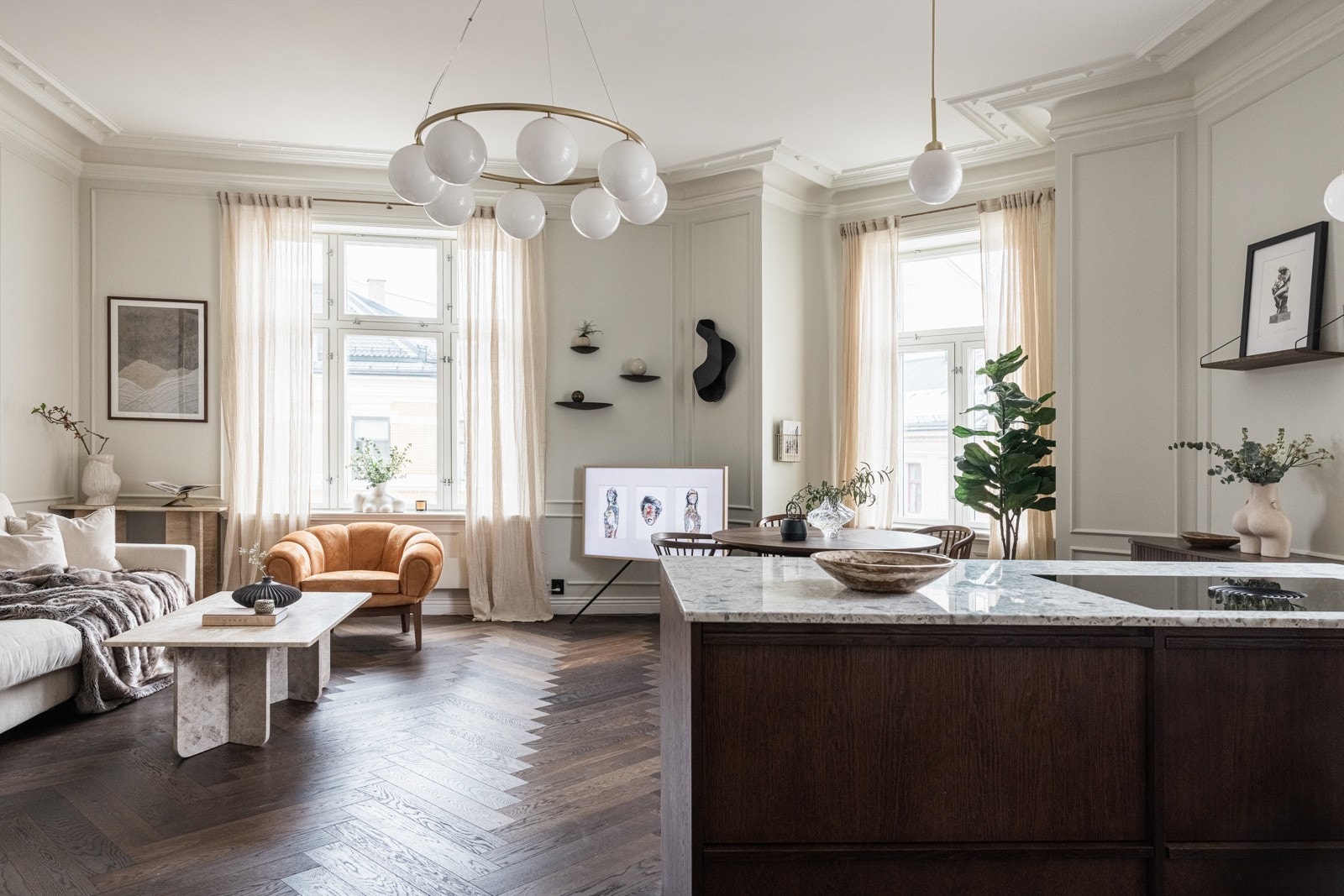 Leiligheten ligger i toppetasjen og har lysinnslipp fra tre ulike vinduer i den åpne stue/kjøkkendelen. Galleribilde