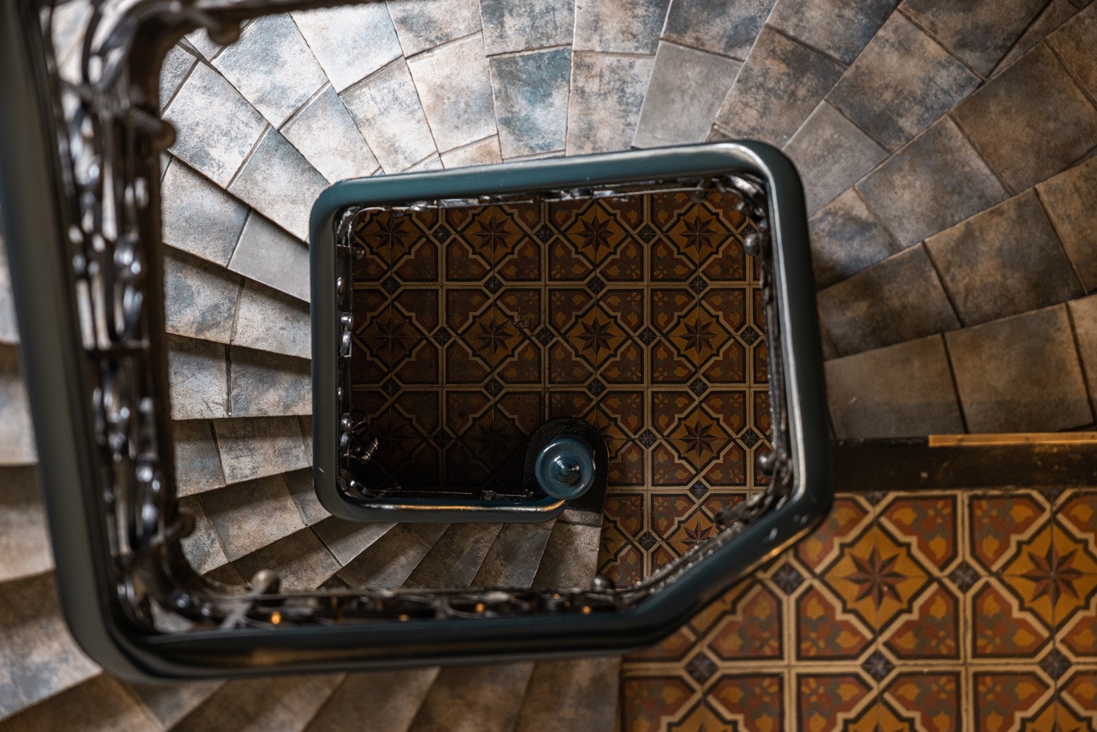 Historiske trappeløp i smijern. Galleribilde