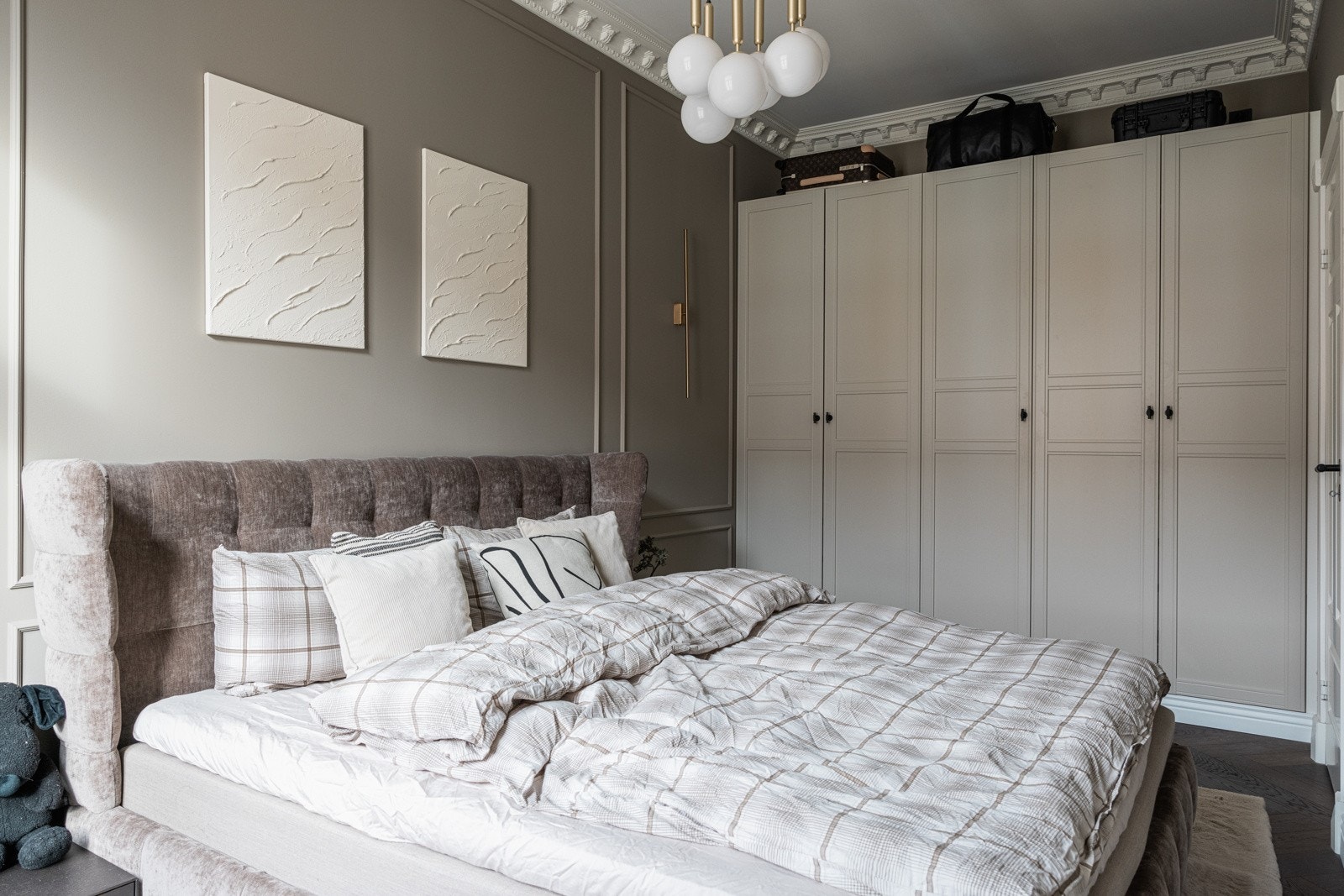 Mye oppbevaringsplass i store garderobeskap med profilerte fronter. Galleribilde