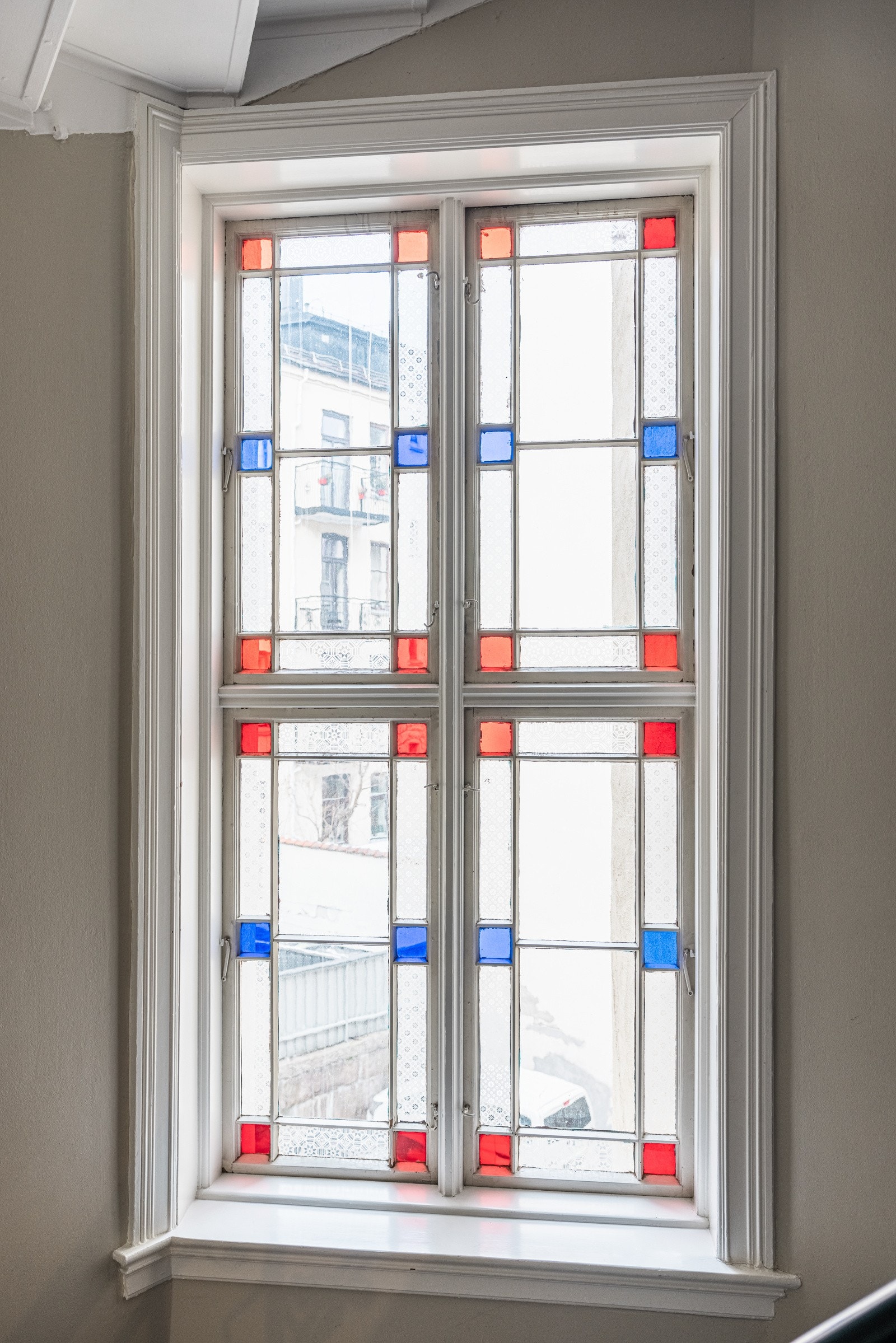 De originale blyglass-vinduene er bevart. Galleribilde