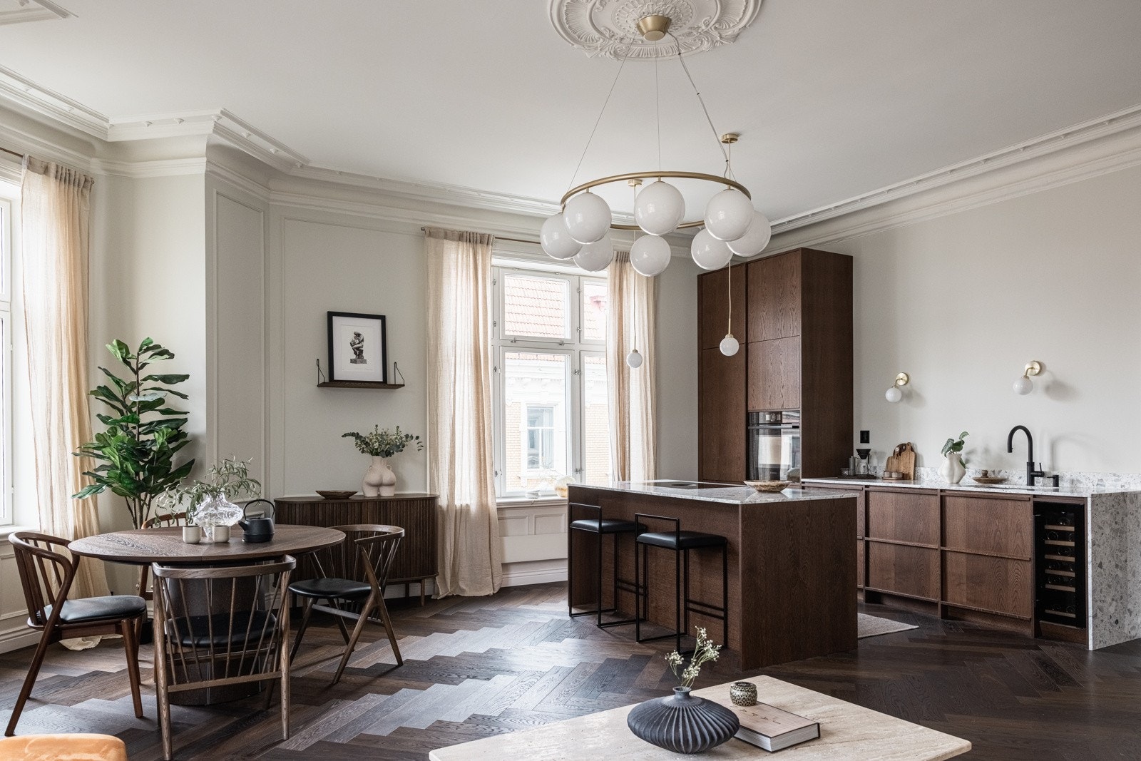 Nydelig Fiskebensparkett fra Hain, levert av Skau. Gulvet er avrettet i forkant av leggingen og fiskebensparketten er lagt med not og fjær. Galleribilde