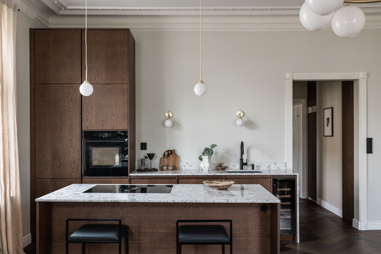 Gjennomtenkte løsninger på kjøkkenøy som innerskuffer til bestikk, skjulte stikkontakter og barløsning. Galleribilde