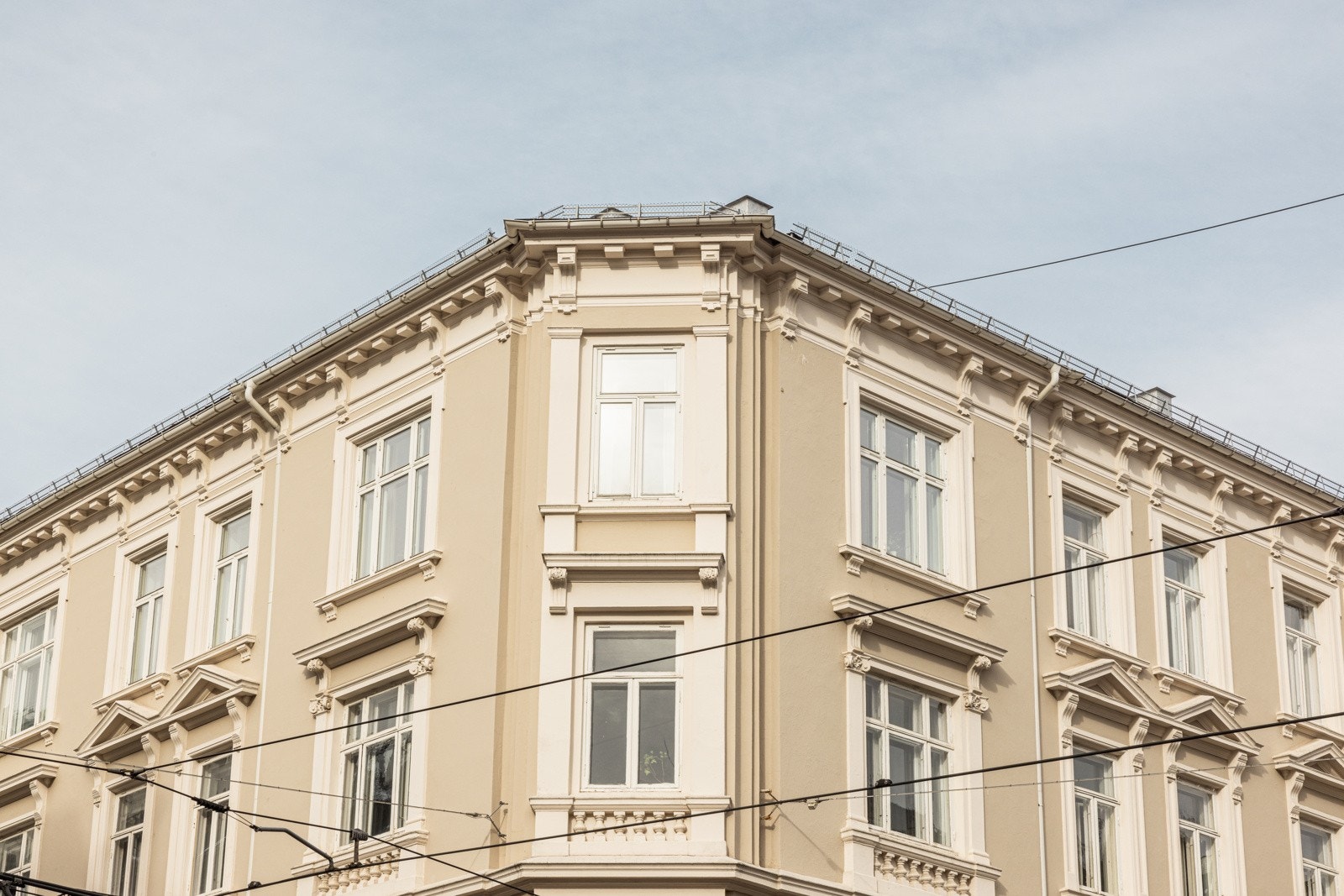 Leiligheten ligger i toppetasjen i en klassisk 1890-gård på Frogner med umiddelbar nærhet til alle fasiliteter. Galleribilde