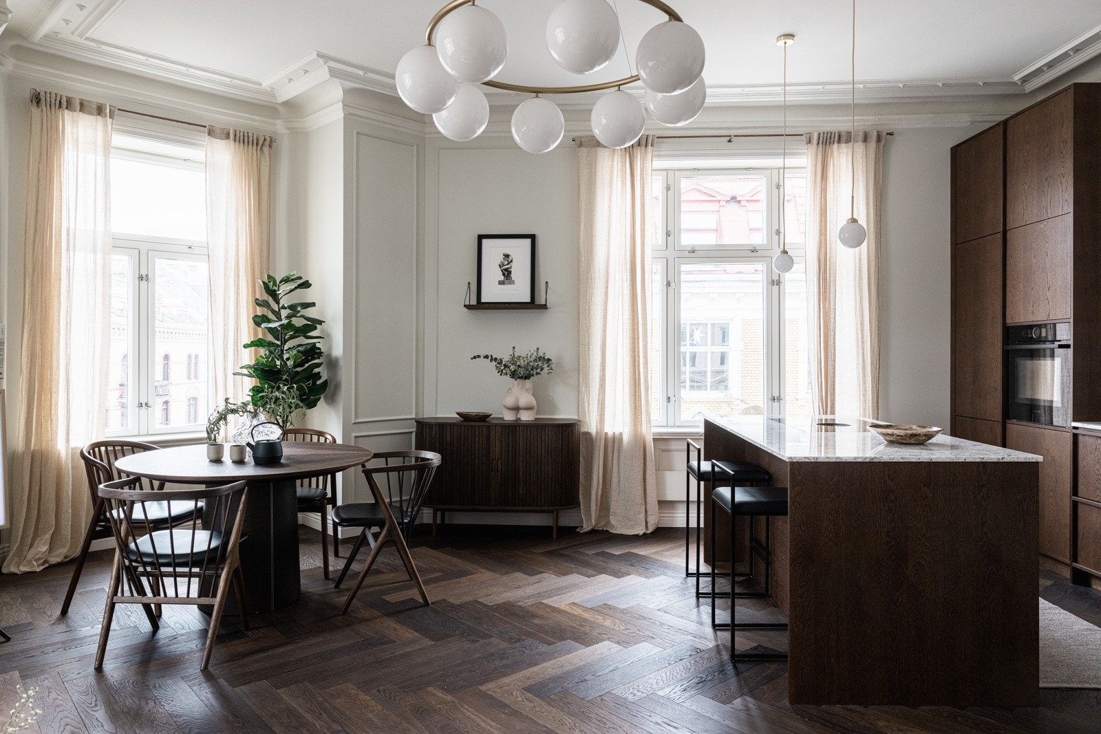 Den originale stukkaturen i taket kombinert med brystninger på veggene gir et meget gjennomført uttrykk. Galleribilde