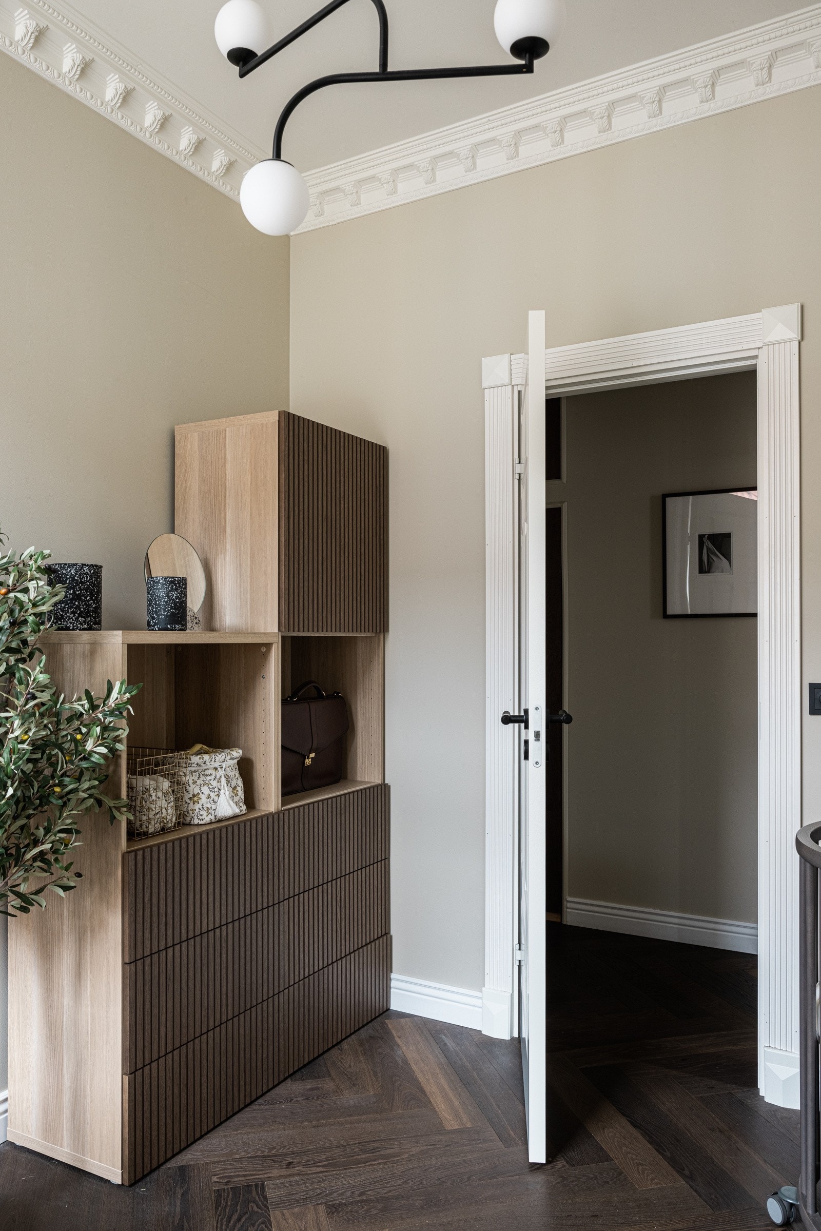 Alle innerdører er lydisolerte og har håndtak fra Beslag Design. Galleribilde