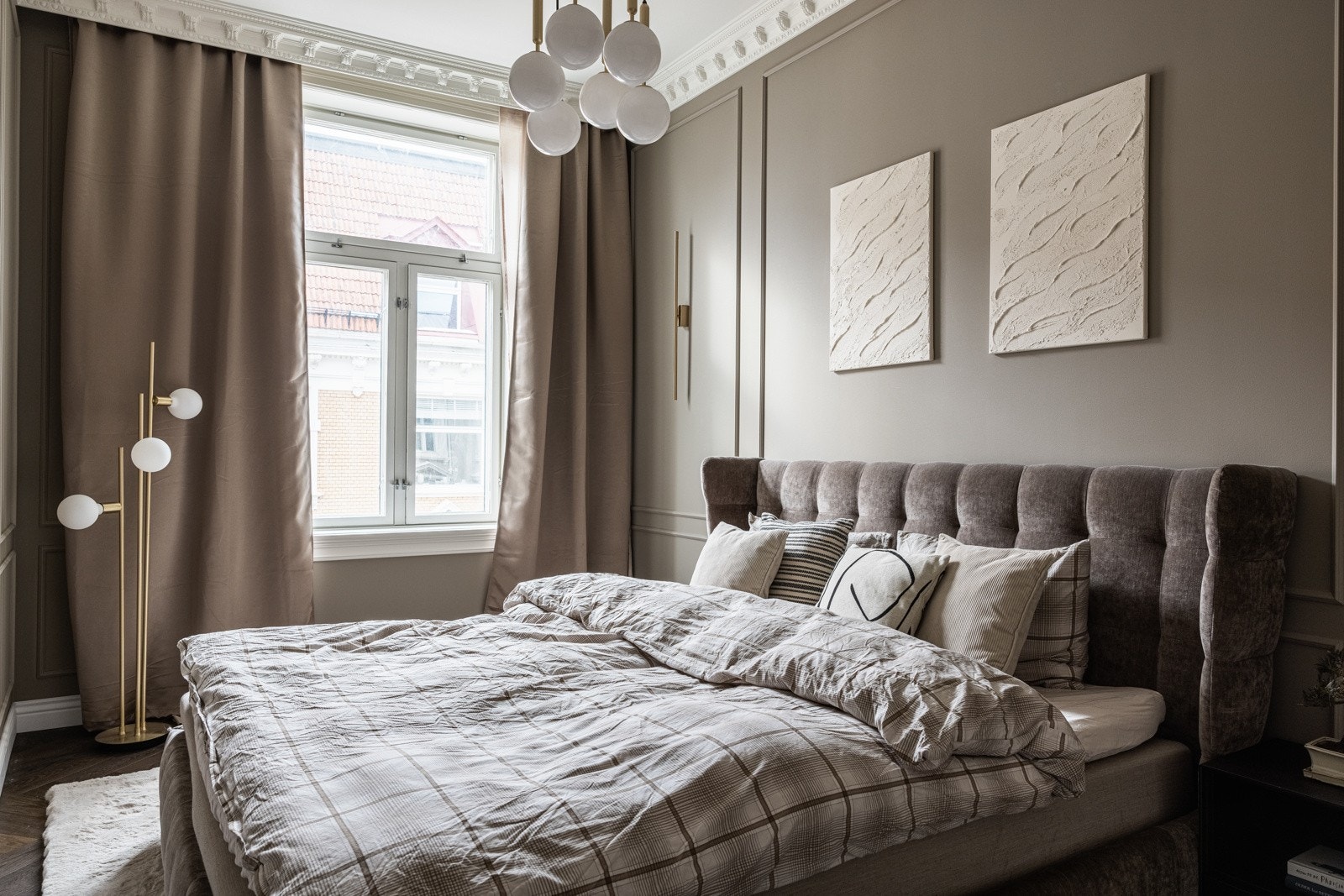 Romslig hovedsoverom med hotell-følelse. Lagt opp til skjulte gardinskinner bak stukkaturen på soverommene. Galleribilde