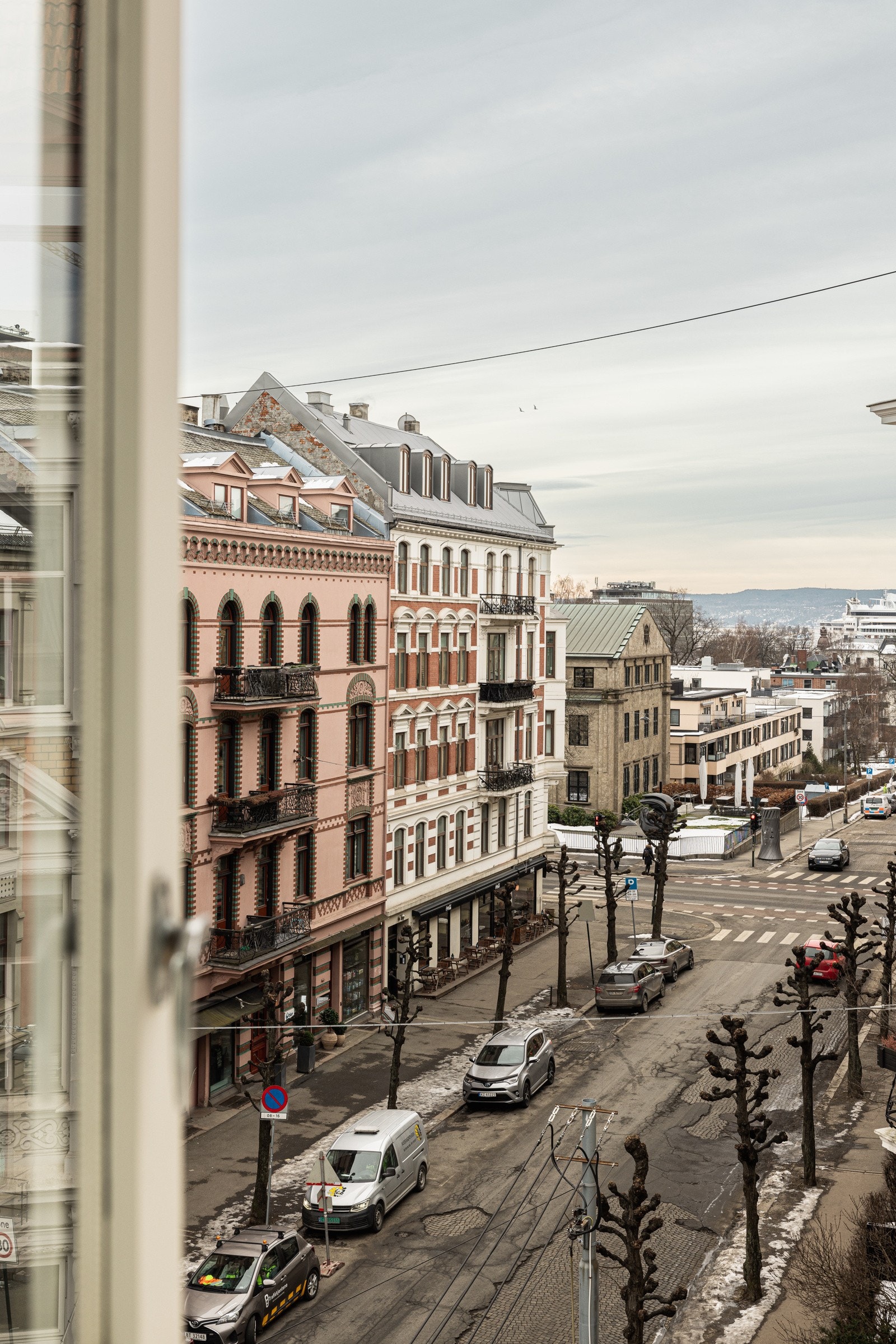 Fra vinduene har du utsyn mot Vakre, klassiske Frognergårder. Galleribilde