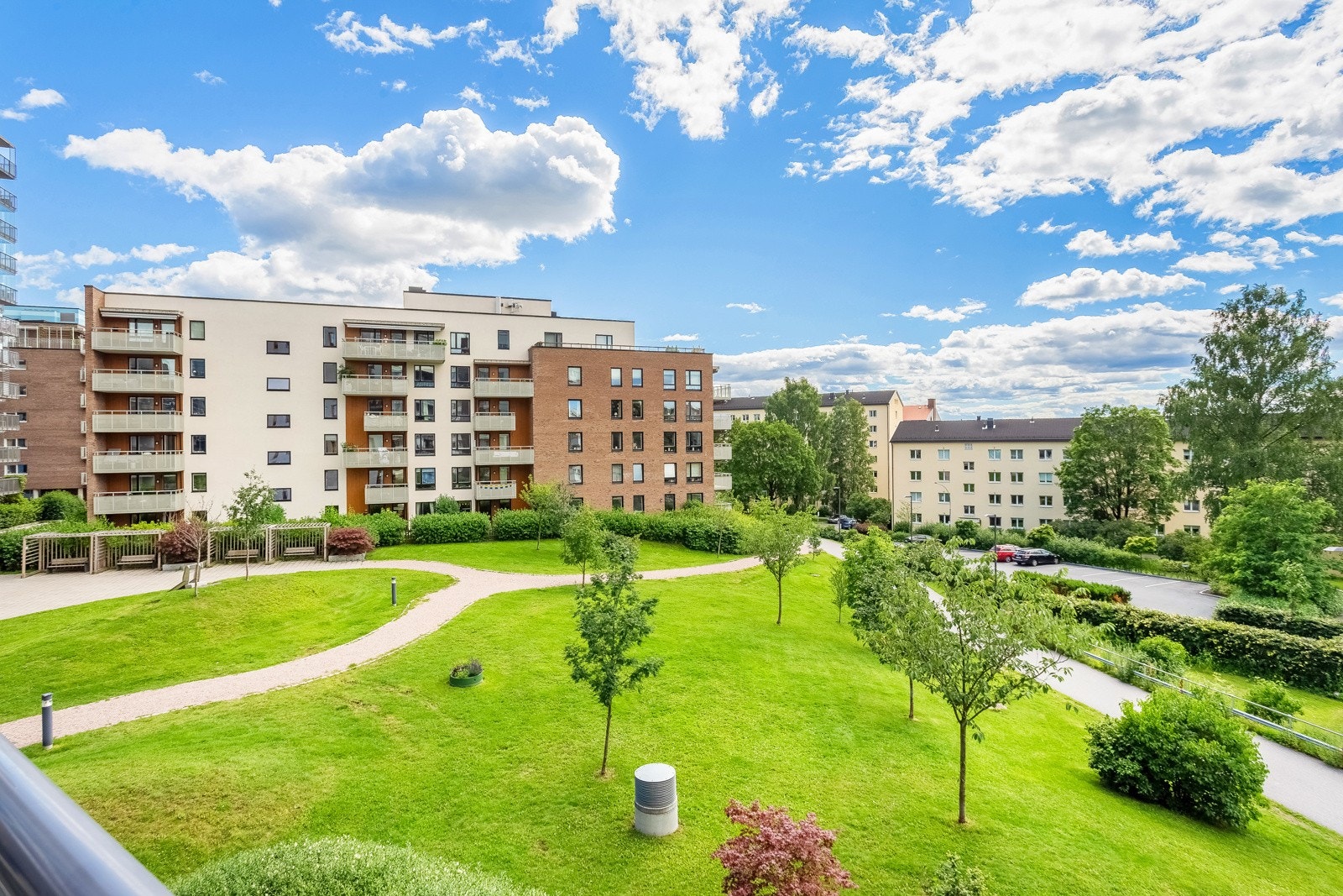 Fra balkongen er det et fint utsyn over parken utenfor Galleribilde