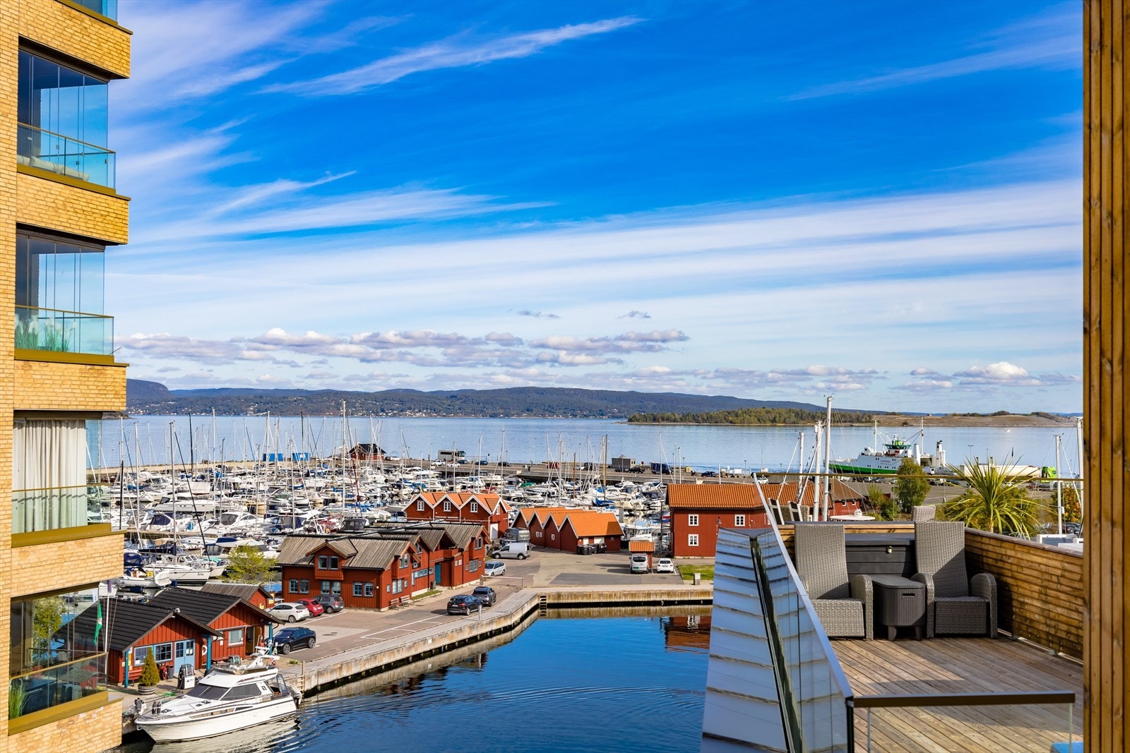 Nydelig utsikt mot båthavn og fjorden Galleribilde