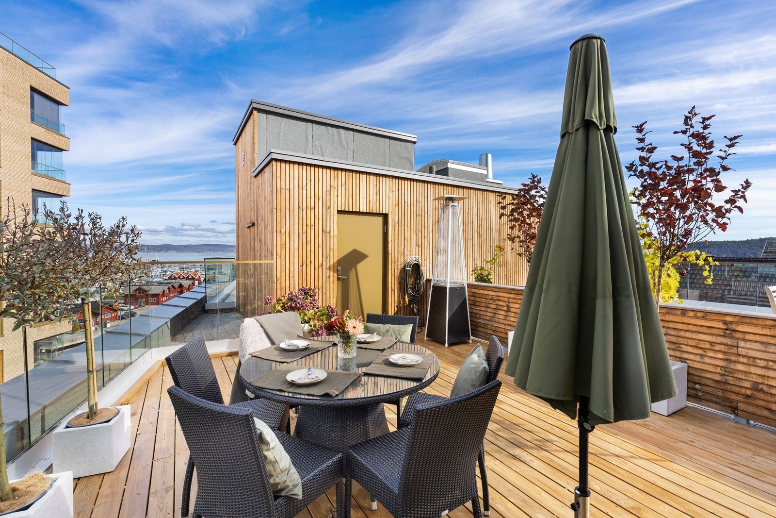 Det er god plass til stort spisebord på terrassen Galleribilde
