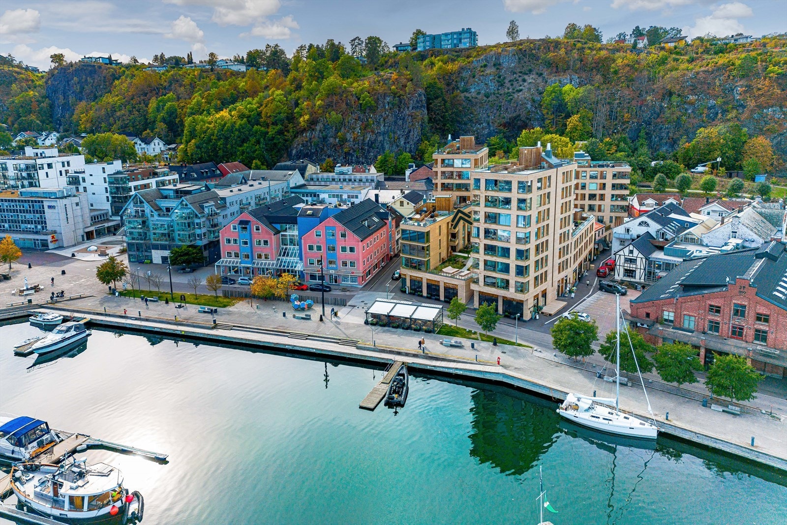 Nå har du muligheten til å bo rett ved sjøen i hyggelige Holmestrand - en kort togtur fra Oslo Galleribilde