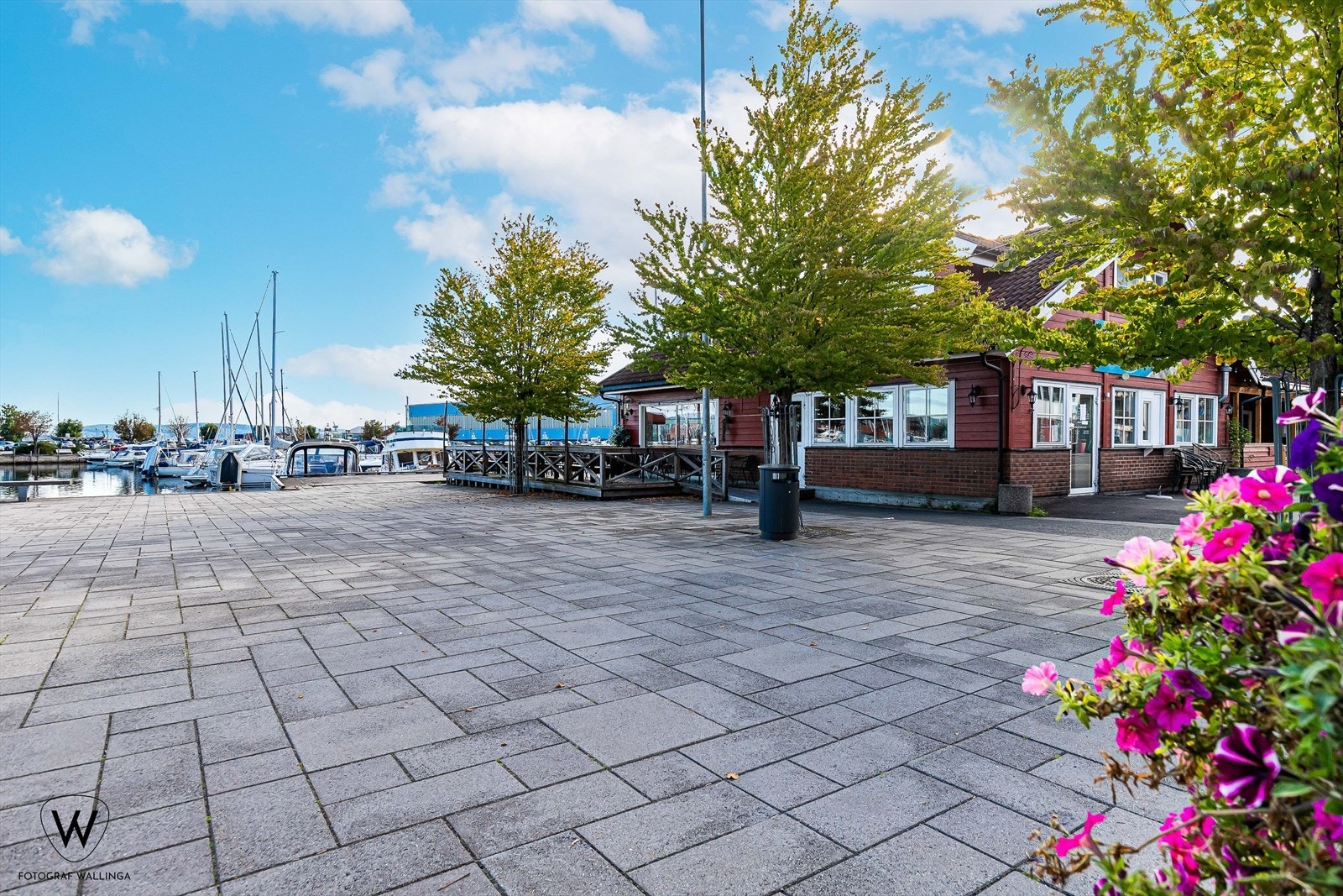 Hyggelig feriefølelse på bryggepromenaden Galleribilde