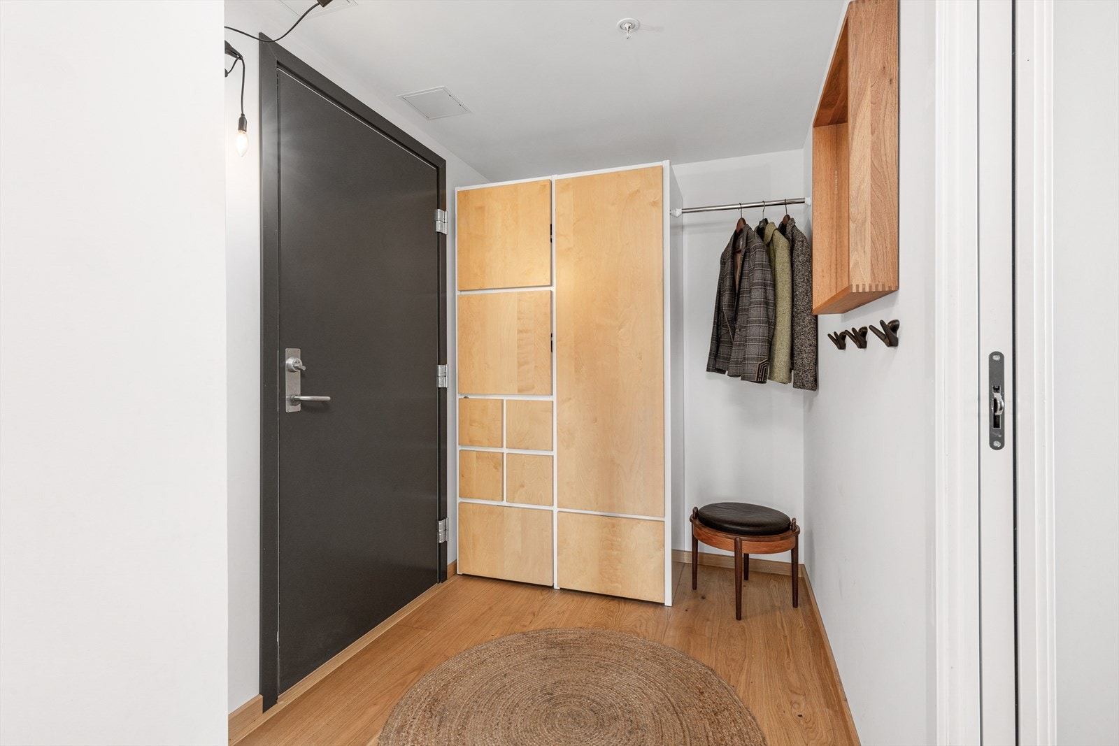 Når du kommer inn i boligen, er det første du møter en trivelig entré. Dette er et herlig ''første møte'' med denne freshe boligen. I entré er det god plass til oppbevaring. Galleribilde