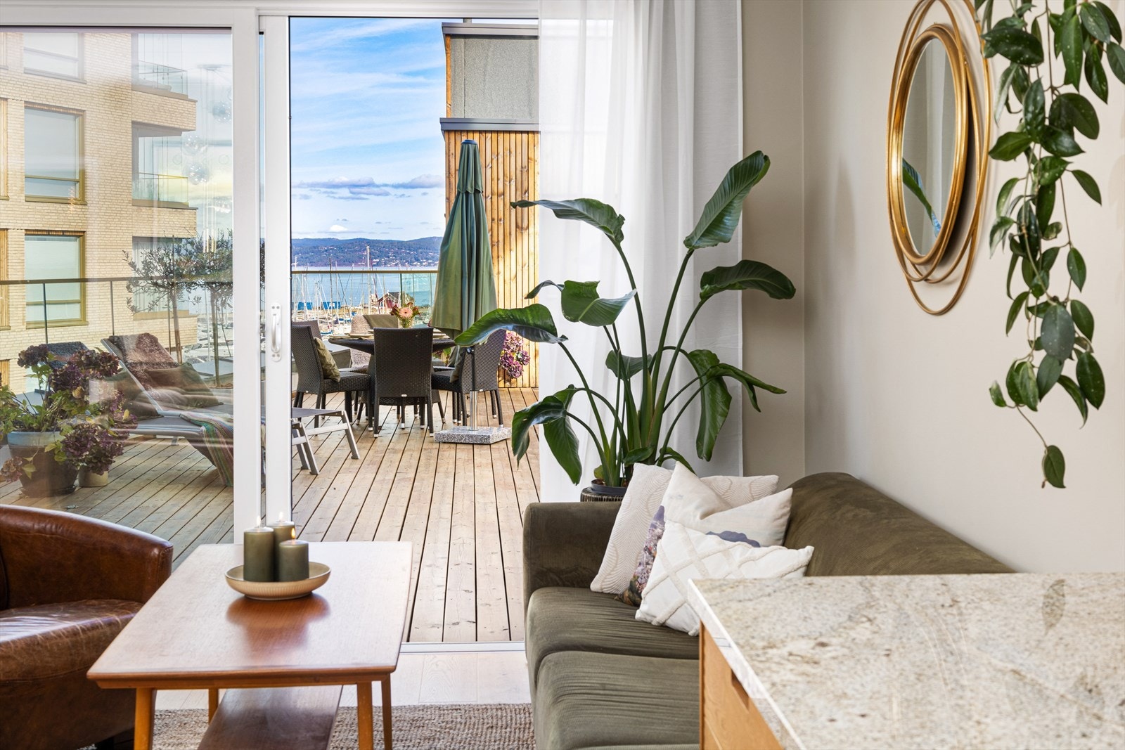 De store skyvedørene åpner flott opp mellom stue og terrassen på sommers tid Galleribilde
