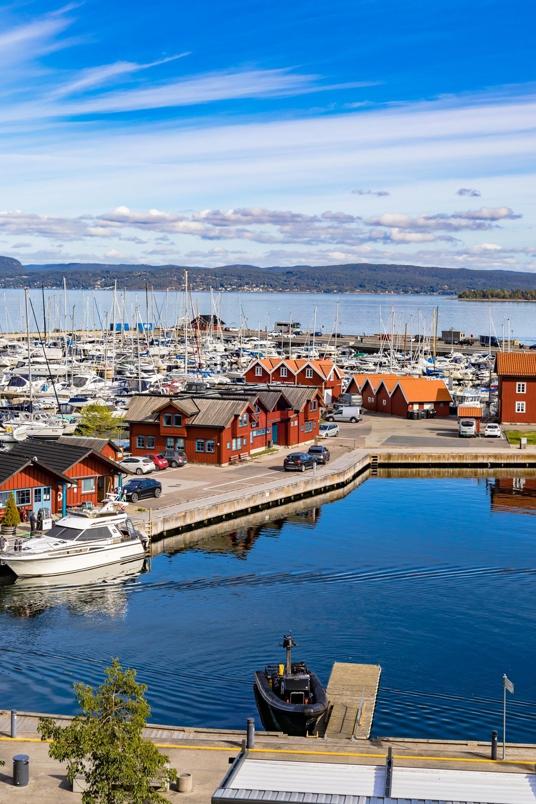 Leiligheten ligger fint til på brygga i Holmestrand sentrum Galleribilde