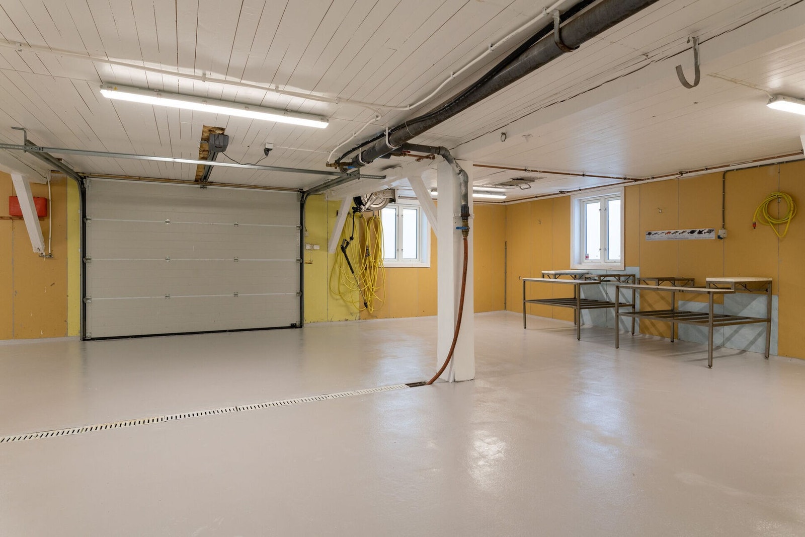Vanntilførsel med vannrenseanlegg, og vaskeanlegg med høy kapasitet finnes. Galleribilde