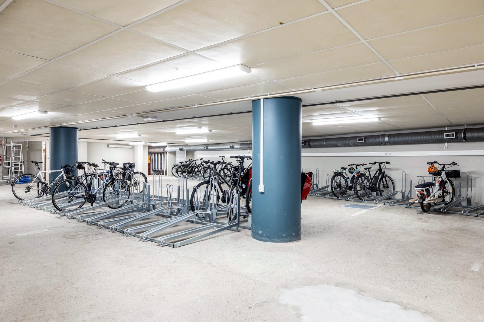 Innendørs og sykkelparkering eksklusivt for leietakerne Galleribilde