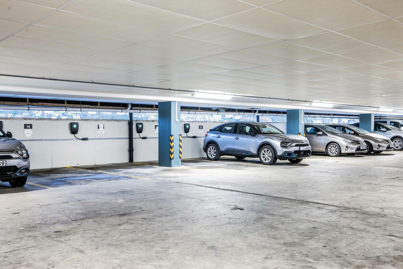 Innendørs bilparkering Galleribilde