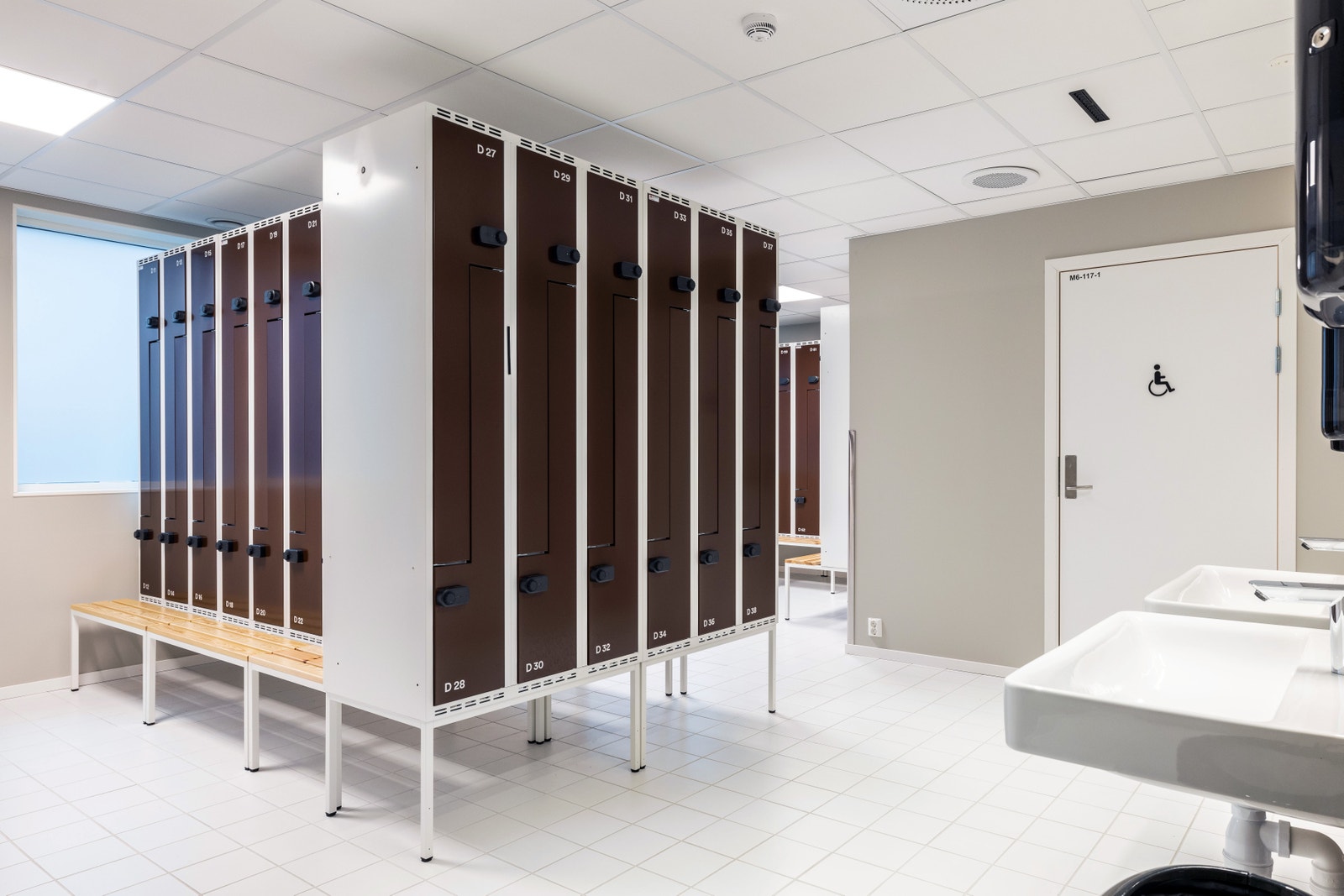 Garderobe med dusj og håndkleservice Galleribilde