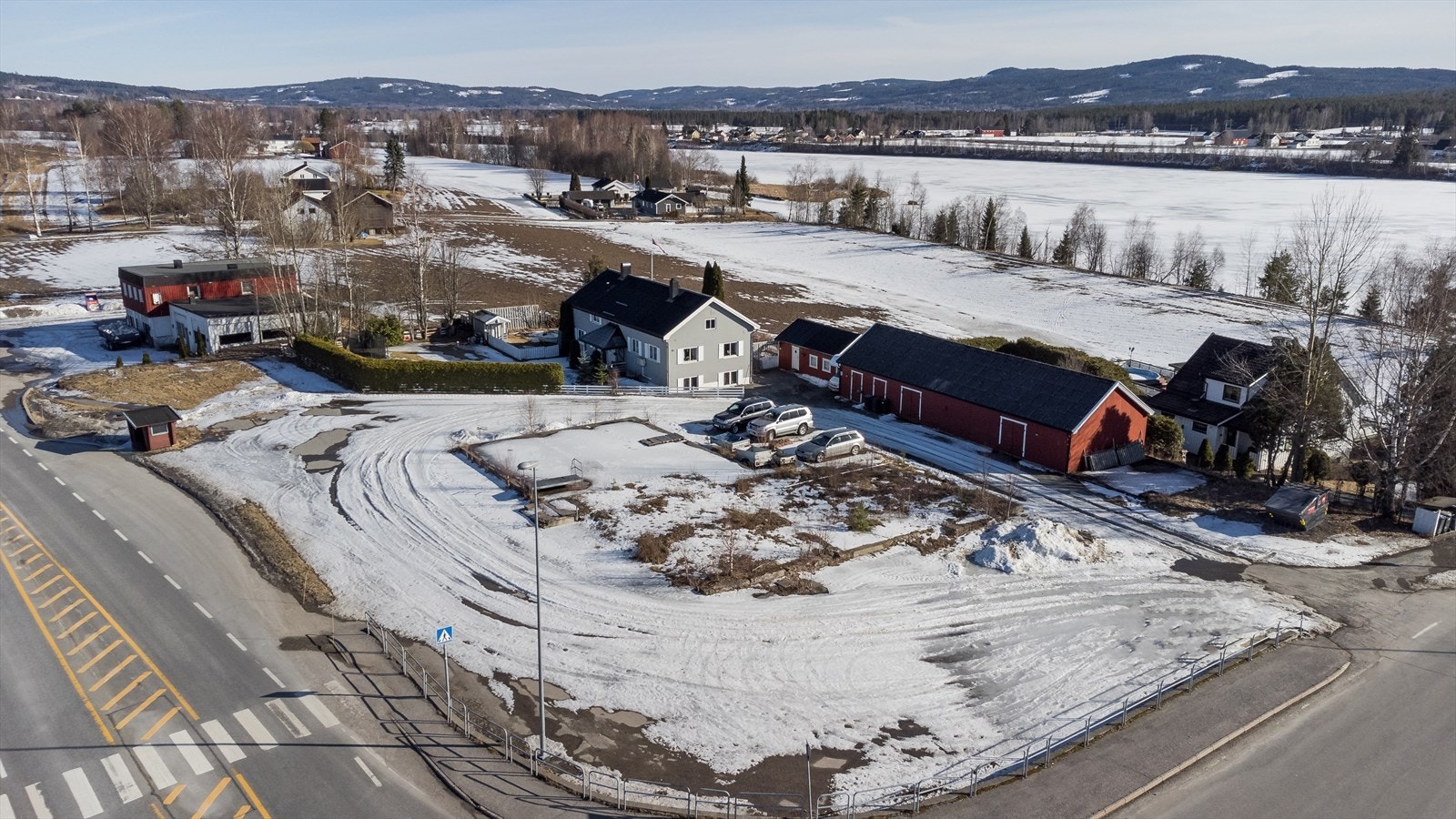 Tomten ligger lett tilgjengelig til langs Kongsvingervegen. Galleribilde