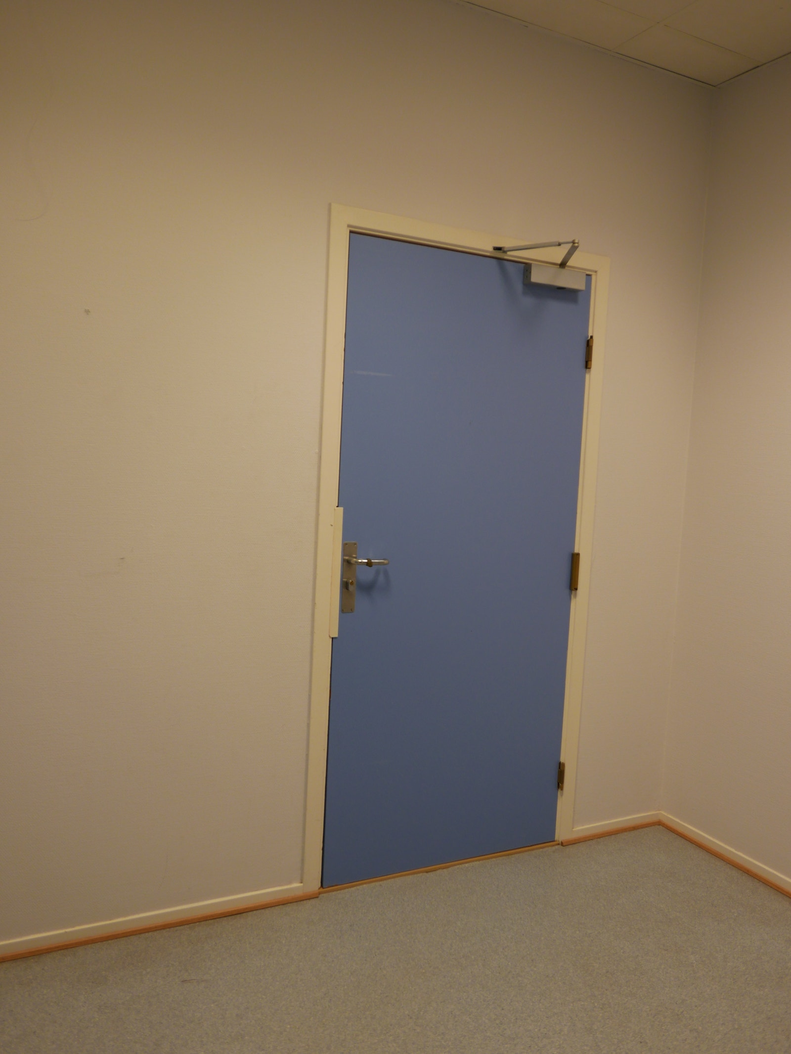 Adskilt inngang med tilgang fra trappehus bak i bygget Galleribilde