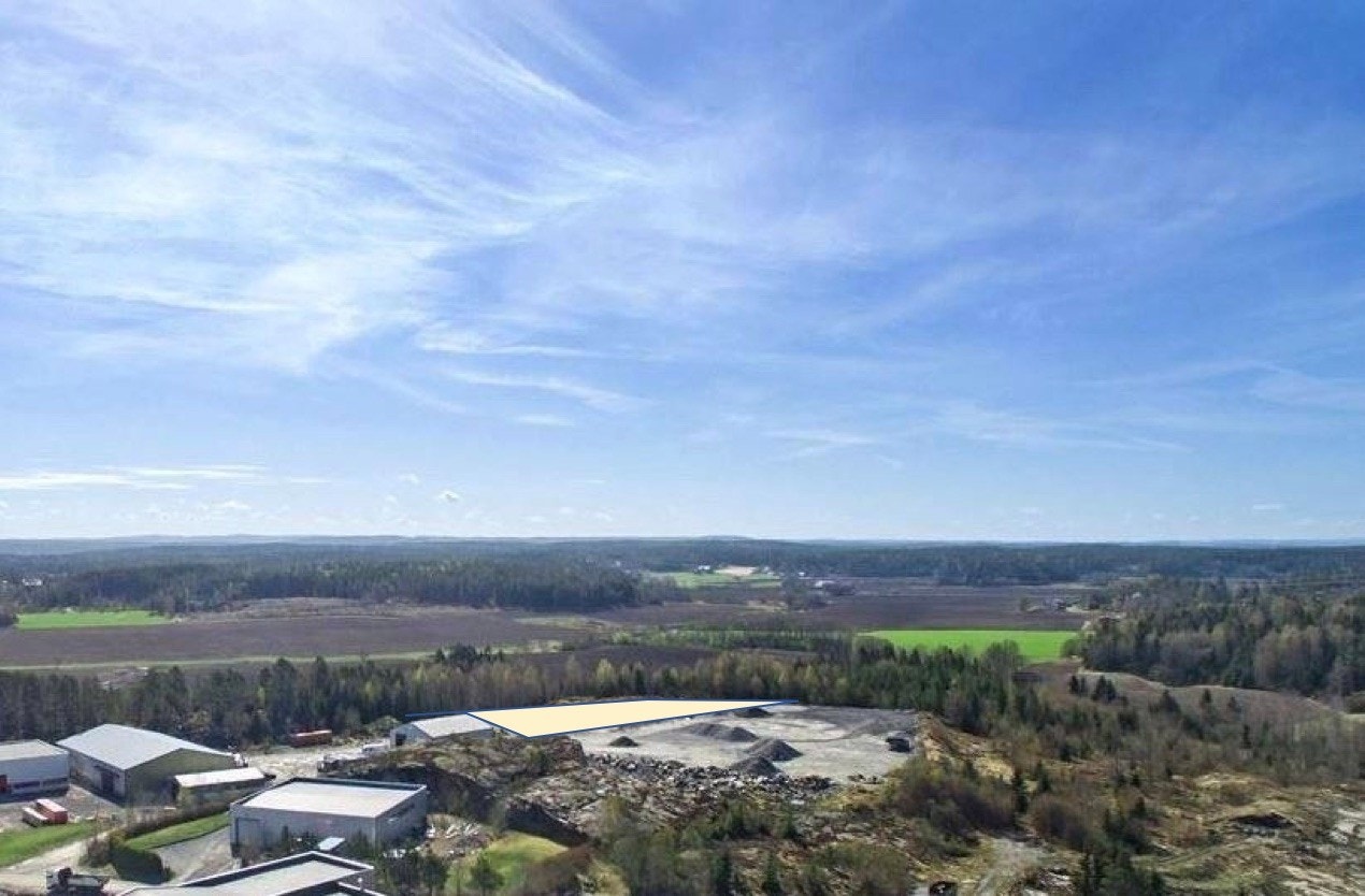 Folkestad ligger midtveis mellom Moss og Vestby og har enkel adkomst til E6 via riksveiene. Det er kun 10 min til Mosseporten senter og 15 min til Vestby sentrum. Galleribilde