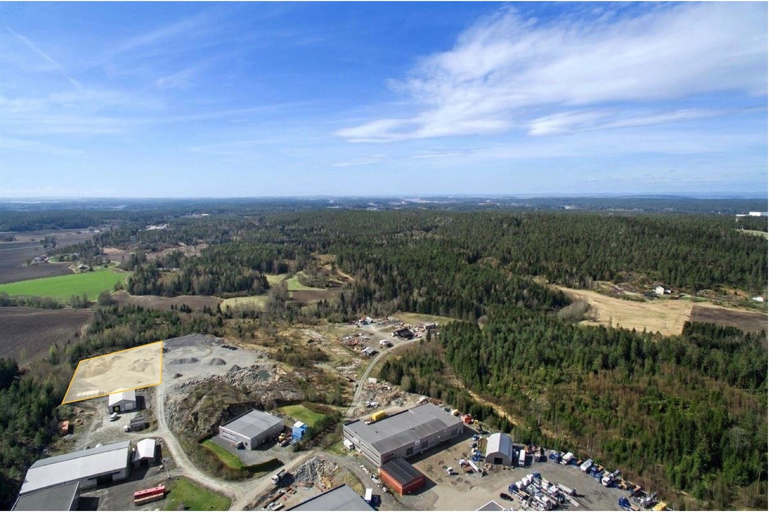 Tomten ligger innerst på Folkestad Næringsområde, uten forbigående trafikk. Galleribilde