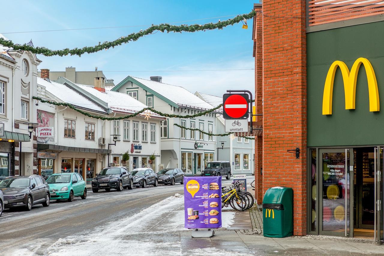 Torggata er en hyggelig handlegate som har bevart sin småbysjarm. Her med julebelysning Galleribilde