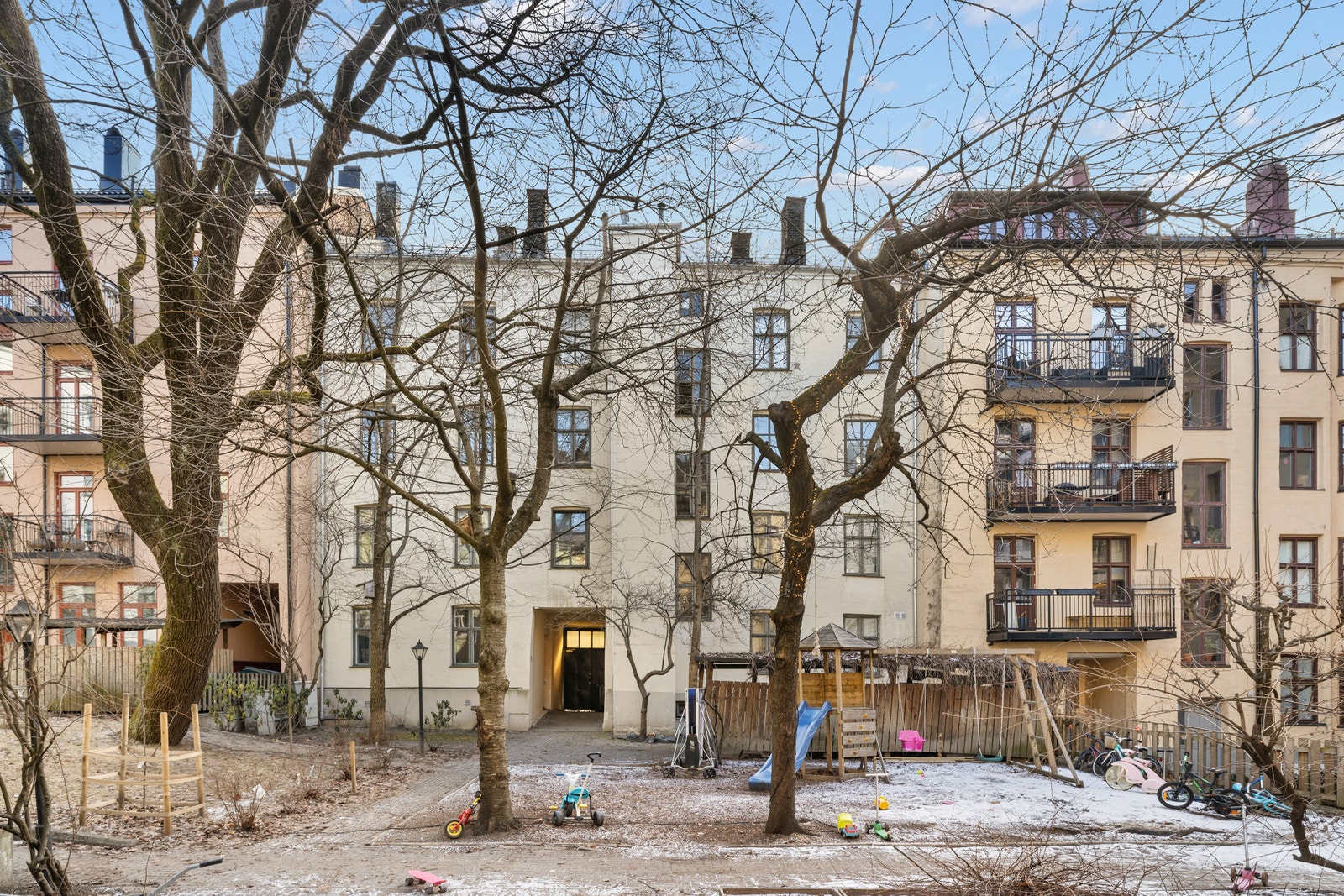 Klassisk bygård fra sent 1900-tall med 6 utleieleiligheter. Bygården har potensial for utvikling av loft- og kjellerareal. Galleribilde