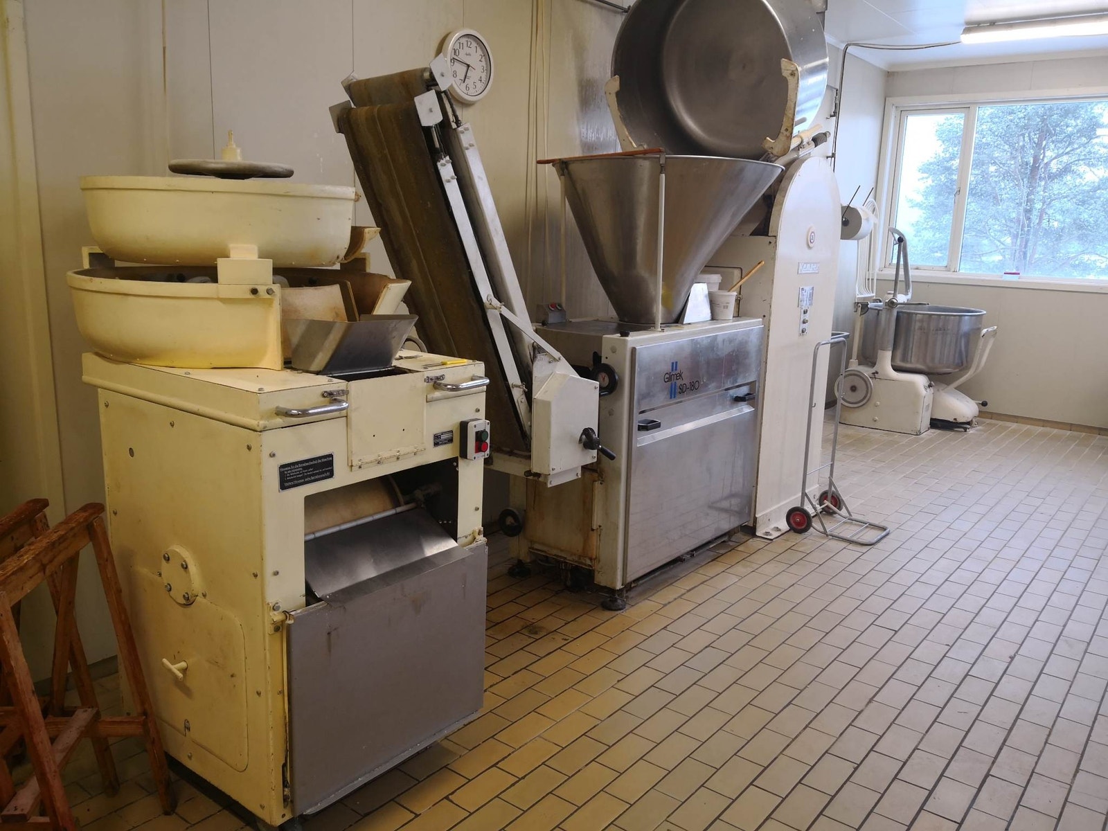 Stor eltemaskin og deigdeler gjør baking av brød enkelt Galleribilde