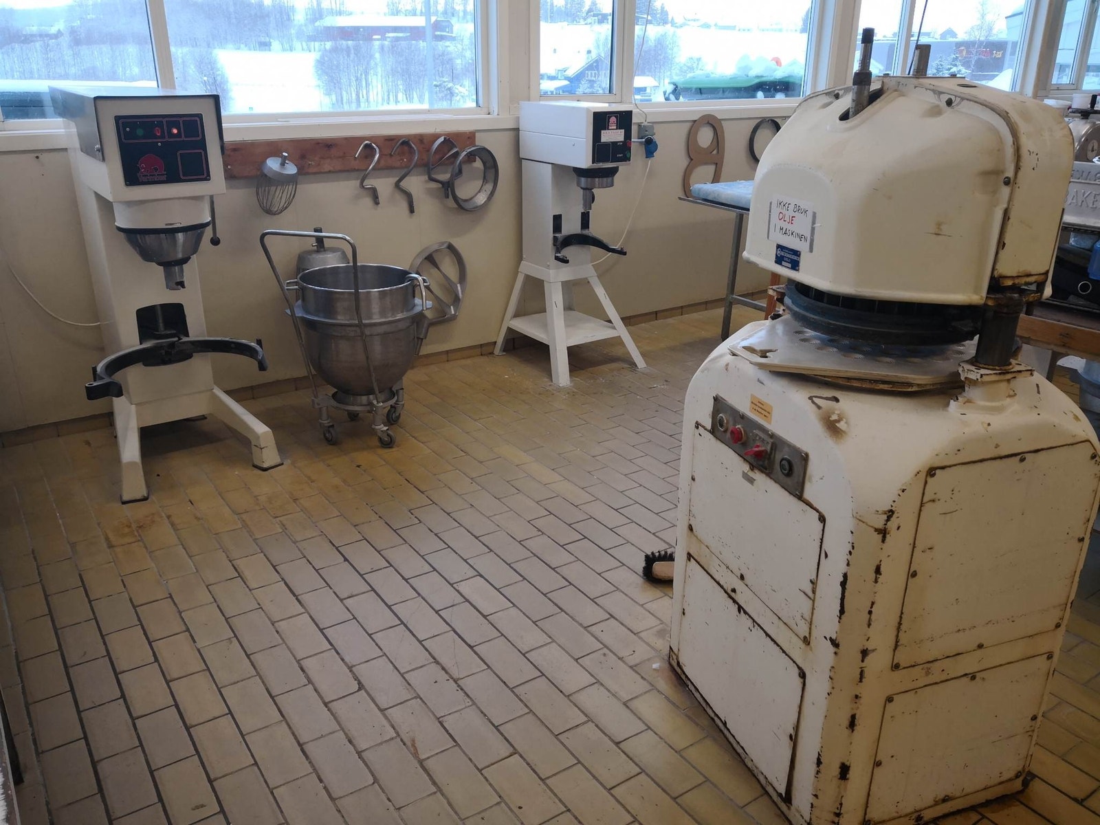 Bolle- / rundstykkmaskin og 2 piske- / eltemaskiner Galleribilde