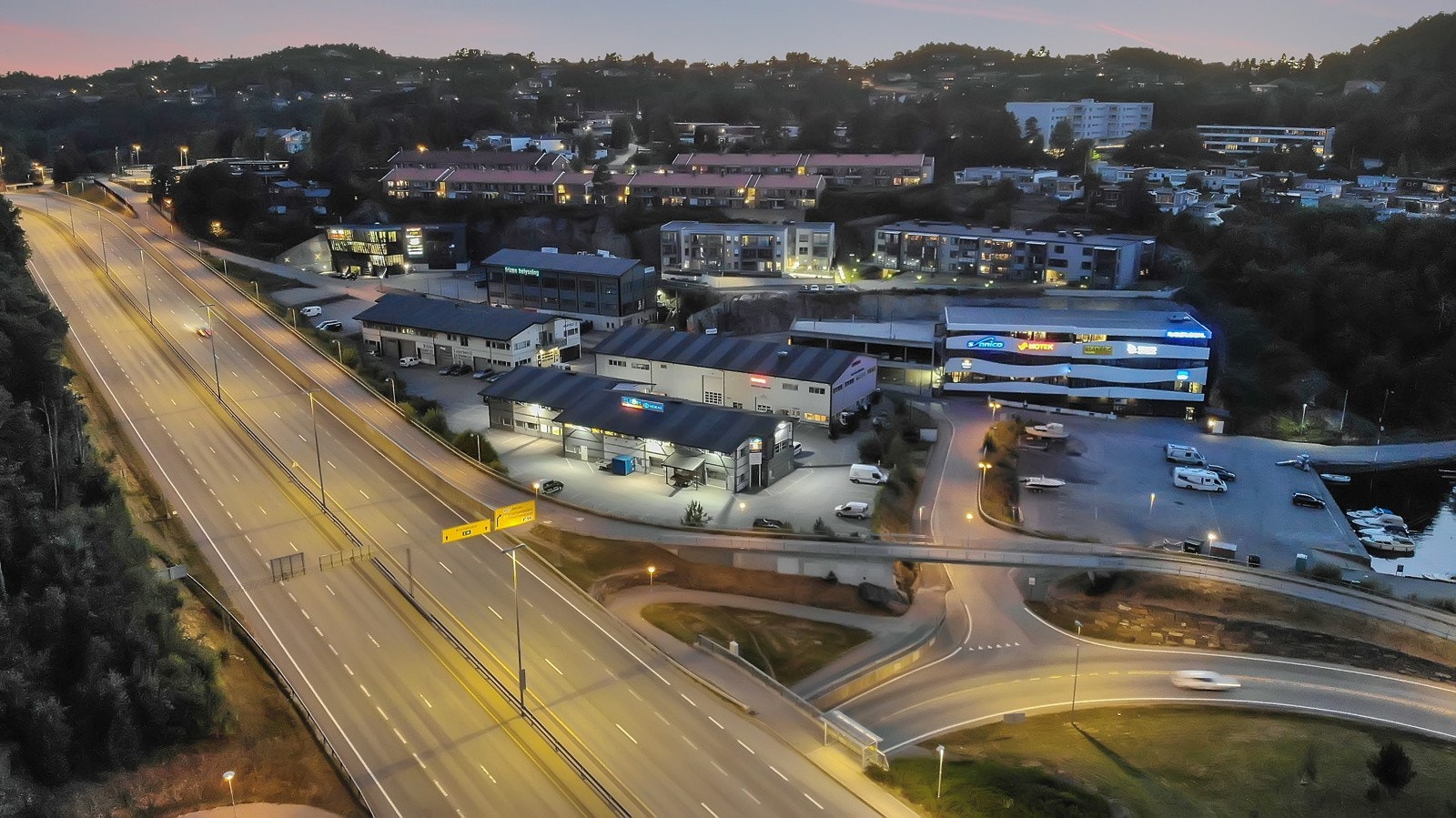 ca 4 km til sentrum, eiendommen er fullt utleiet Galleribilde