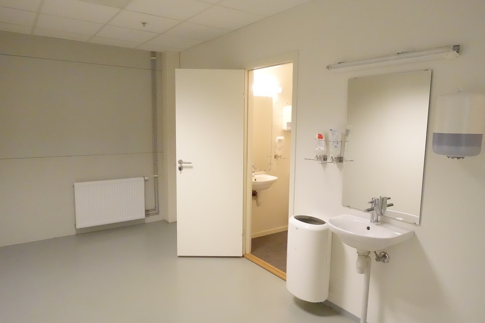 Garderobe med toaletter Galleribilde