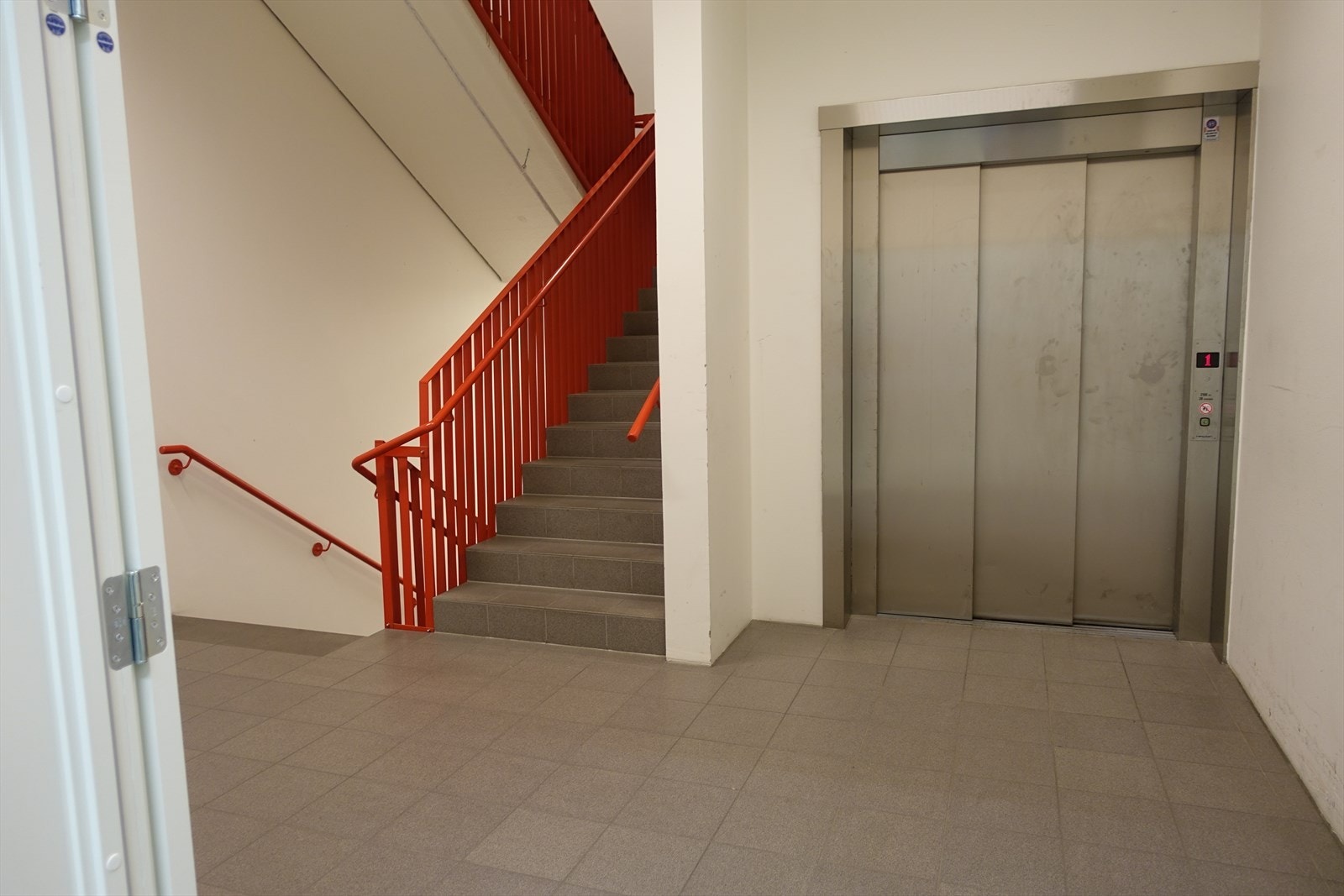 Trapperom med vareheis Galleribilde