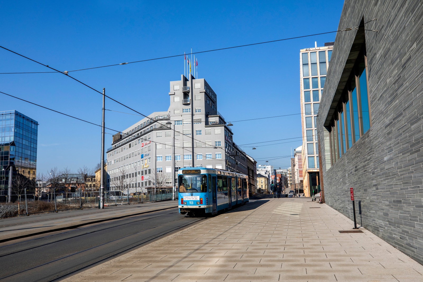 Eiendommen har særpreg og ligger flott til overfor Nasjonalmuseet. Utsikt mot Rådhuset og Aker Brygge/Tjuvholmen. Galleribilde