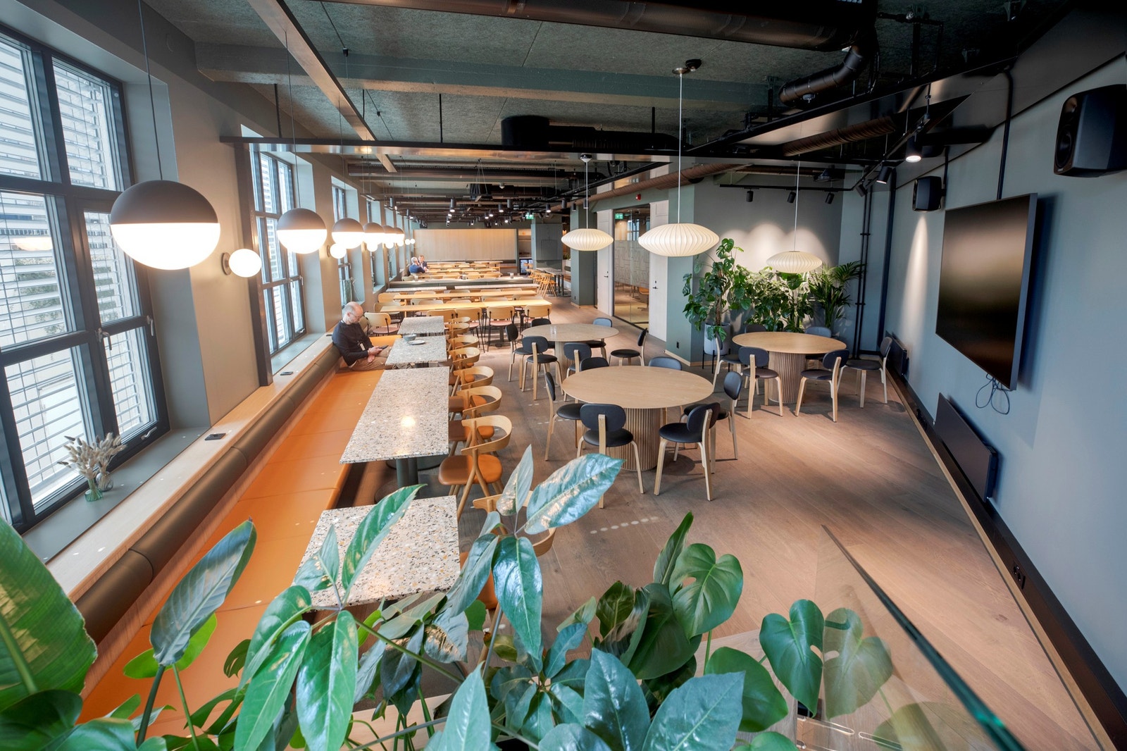 Personalrestauranten er moderne med variert mat hver dag Galleribilde