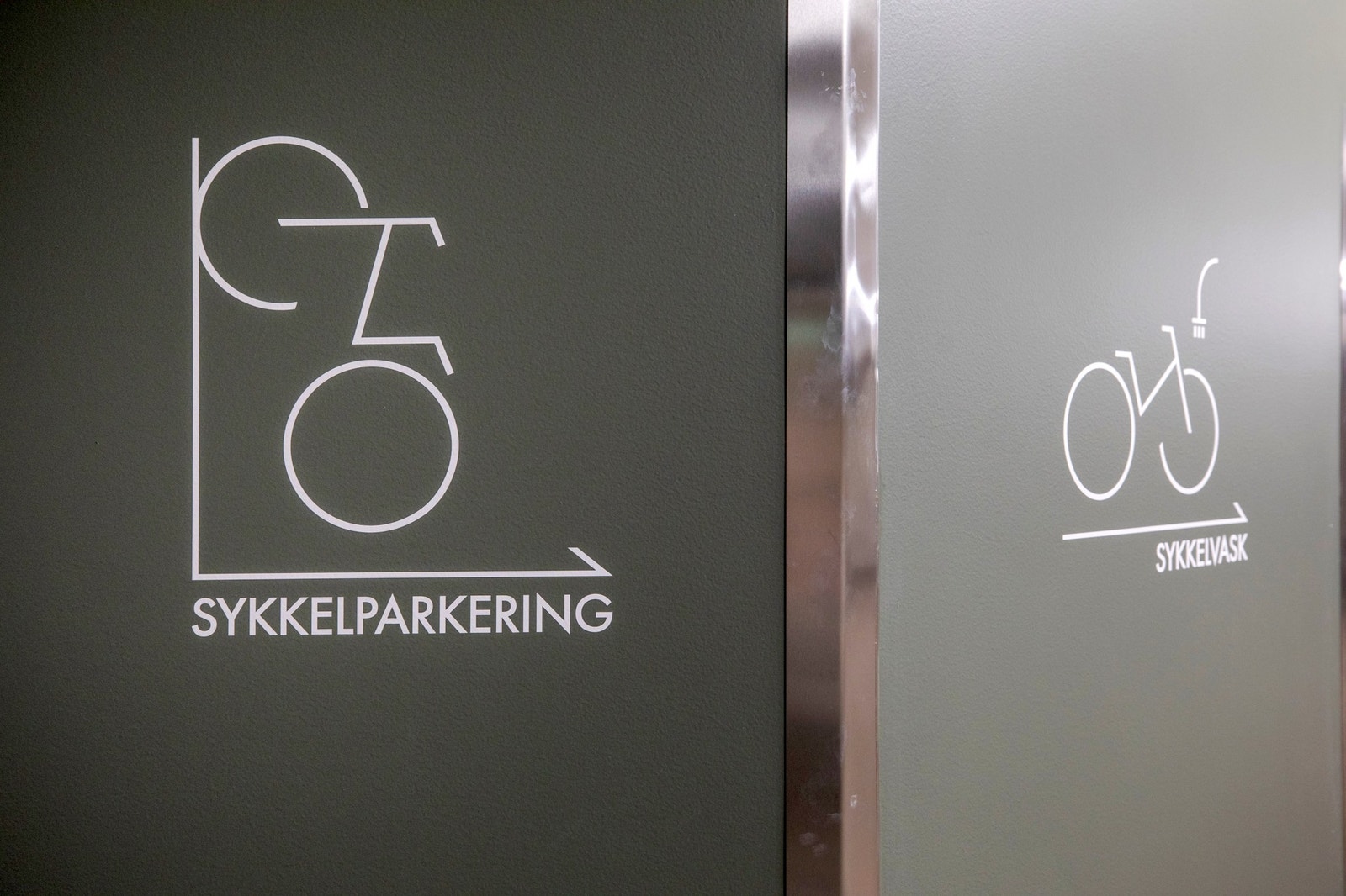 Ny sykkelparkering med fiksestasjon. Nye garderober og dusjfasiliteter. Galleribilde